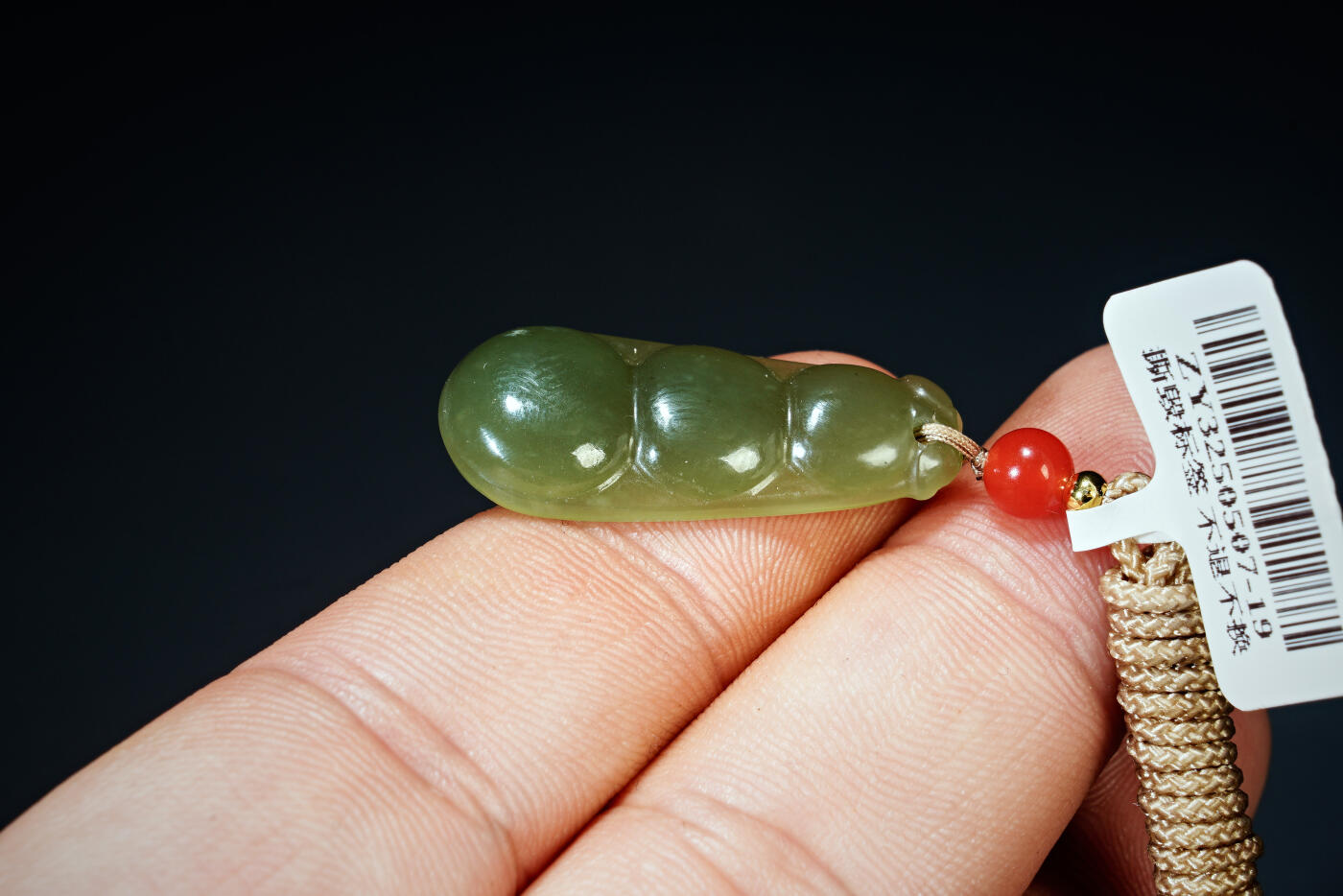 上海都达杂项专场四十四【全场包邮】  天然和田玉湖水绿精雕《福豆》挂件 附鉴定证书-91-108