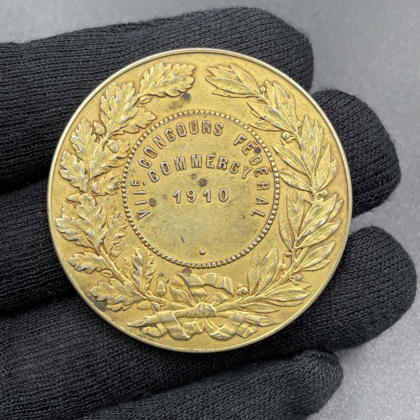 「木头集藏」章牌专场-第69场 1910年法国东部射击联合会科梅尔西第七届射击比赛镀金银章，  直径：46mm，46g，边铭：菱形厂标+ARGENT+野猪头银标。少见品种！科梅尔西（Commercy）是法国东北部城市，隶属于洛林大区默兹省，是该省副省会，素有“甜点小镇”之称。城市以玛德琳蛋糕发源地闻名，拥有圣潘塔莱昂教堂、陶瓷与象牙博物馆等文化地标。