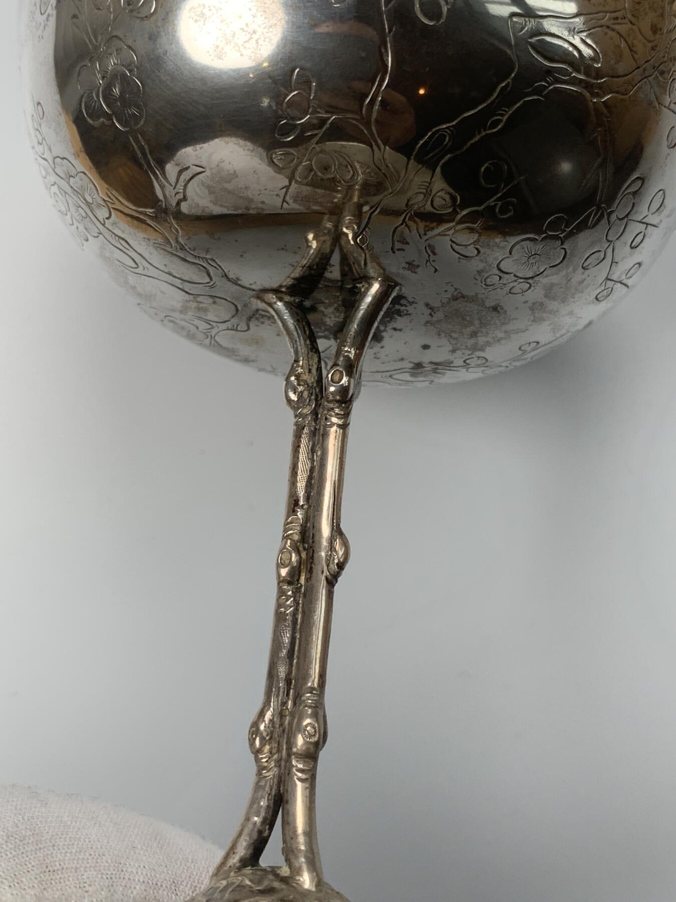 掌中浮雕-藏着的欧洲第053场 清末民初十三行联合银楼喜鹊登梅银杯，工艺很巧妙，杯柄做成了梅树树干，底座上浮雕了树根，杯壁上崭刻了梅花了喜鹊。纯银杯，底座内侧有标。luen-wo联合银楼，起源于广州十三行的粤帮银楼，1860-1920年代开设于上海。重量147.3克，高度12cm，口径8.7cm