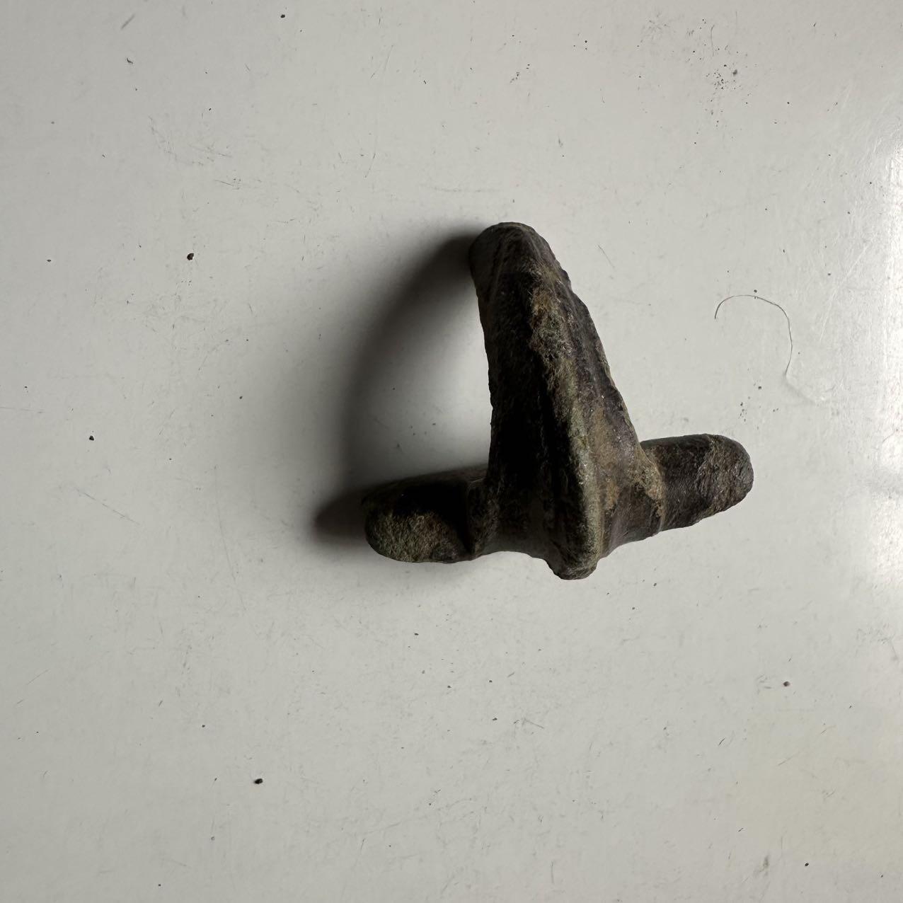 🌹外币初藏🌹🐯2026年第24场  每周二四六晚8️⃣点 接代拍 中国汉代青铜带钩残件 双兽首式 长约2.5cm 重约6g 生坑绿锈