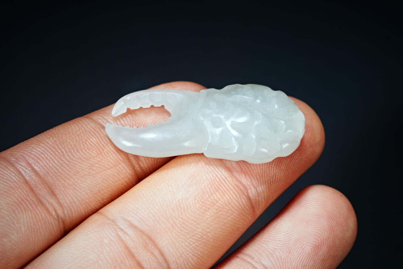 上海都达杂项专场四十四【全场包邮】  天然和田玉精雕《手里有钳》挂件91-109