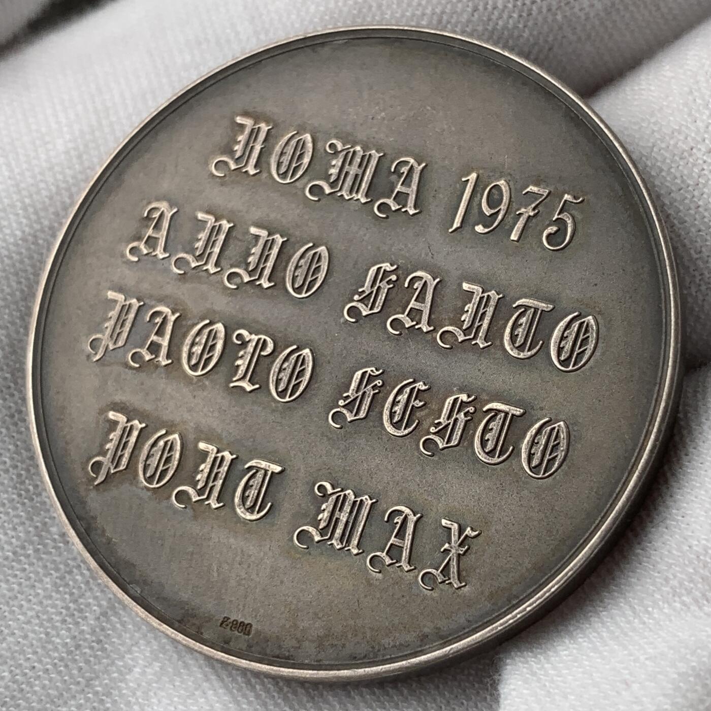 掌中浮雕-藏着的欧洲第053场 1975年宗教纪念银章，正面圣彼得大教堂广场，40mm，32g