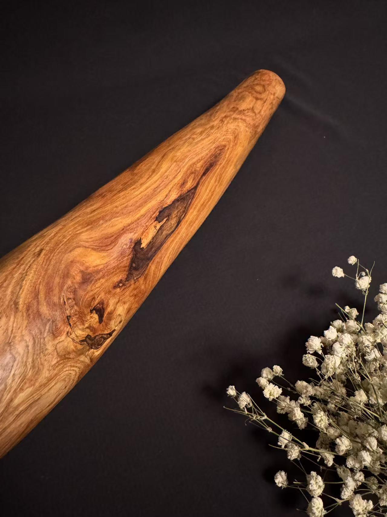 零元拍：NO.13终于在节前收到这批送出去加工的海南黄花梨随型把玩棍横财，这也许就是玩木头的乐趣吧，每一个花纹都独一无二，是自然与匠心的完美邂逅。 它保留了木材最本真的曲线，每一处起伏都像是时光在木头上留下的指纹。尺寸：565/40/50MM