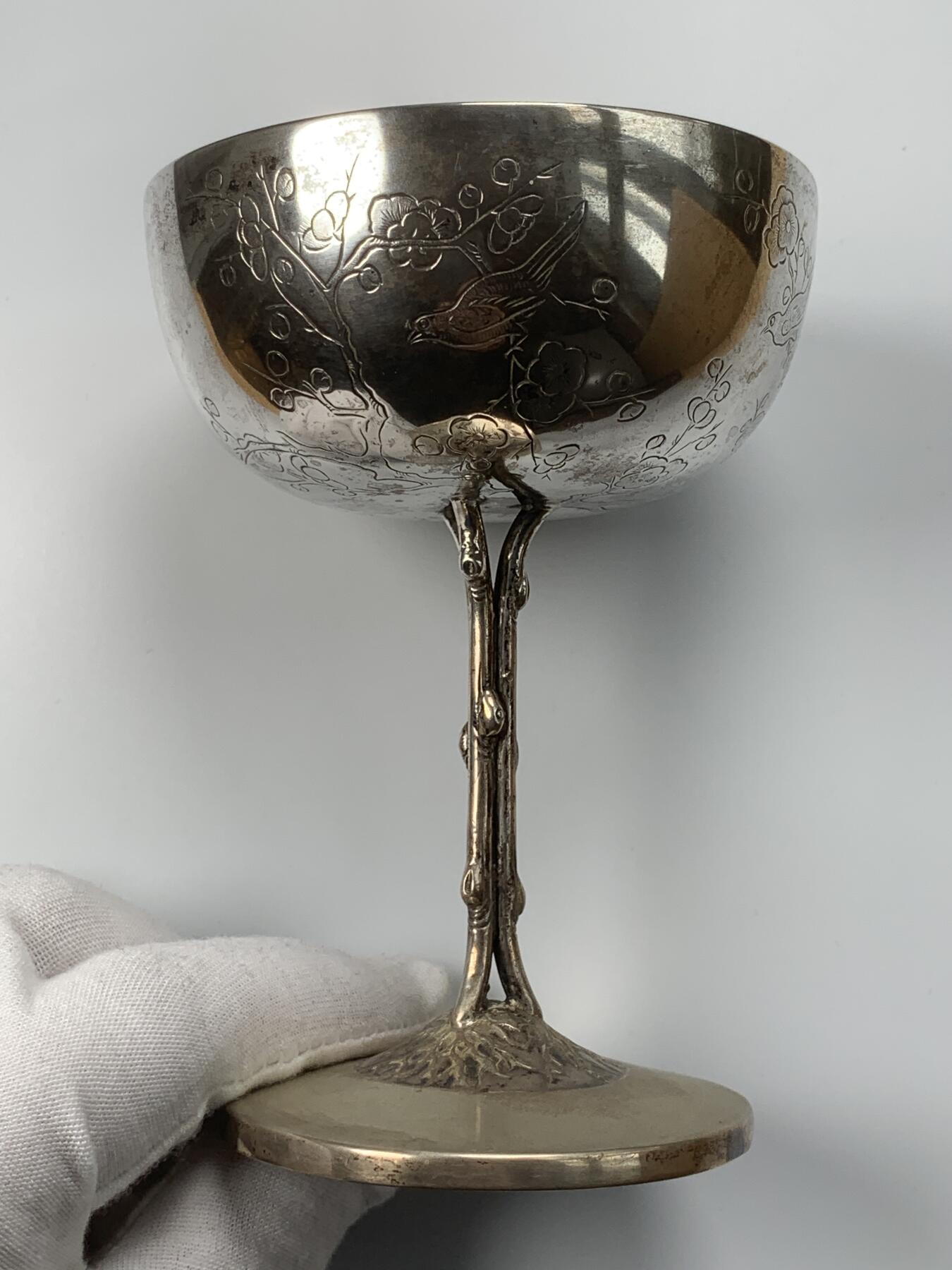 掌中浮雕-藏着的欧洲第053场 清末民初十三行联合银楼喜鹊登梅银杯，工艺很巧妙，杯柄做成了梅树树干，底座上浮雕了树根，杯壁上崭刻了梅花了喜鹊。纯银杯，底座内侧有标。luen-wo联合银楼，起源于广州十三行的粤帮银楼，1860-1920年代开设于上海。重量147.3克，高度12cm，口径8.7cm