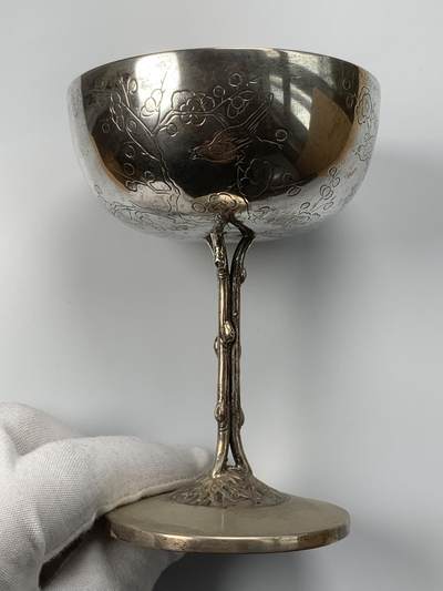 掌中浮雕-藏着的欧洲第053场 - 清末民初十三行联合银楼喜鹊登梅银杯，工艺很巧妙，杯柄做成了梅树树干，底座上浮雕了树根，杯壁上崭刻了梅花了喜鹊。纯银杯，底座内侧有标。luen-wo联合银楼，起源于广州十三行的粤帮银楼，1860-1920年代开设于上海。重量147.3克，高度12cm，口径8.7cm