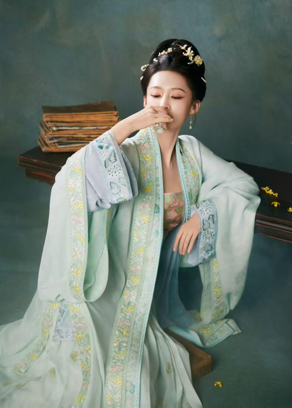 零元拍： 桂落秋窗，词韵千年！你们要的李沁终于来了……2026马年春晚《贺花神》八月桂花花神饰演者李沁亲签春帖！