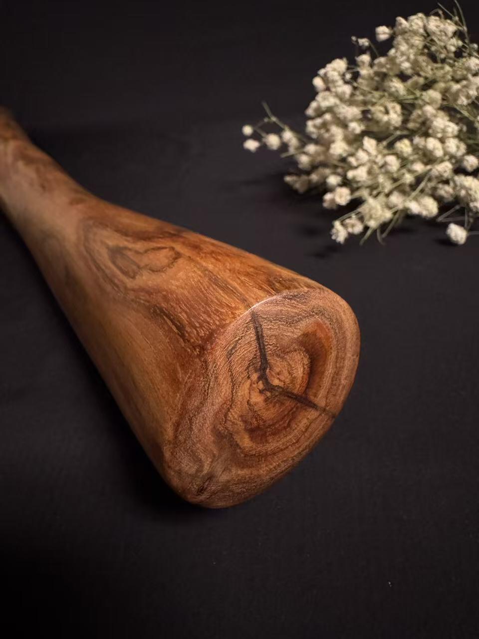 零元拍：NO.20终于在节前收到这批送出去加工的海南黄花梨随型把玩棍横财，这也许就是玩木头的乐趣吧，每一个花纹都独一无二，是自然与匠心的完美邂逅。 它保留了木材最本真的曲线，每一处起伏都像是时光在木头上留下的指纹。尺寸：570/45/55MM