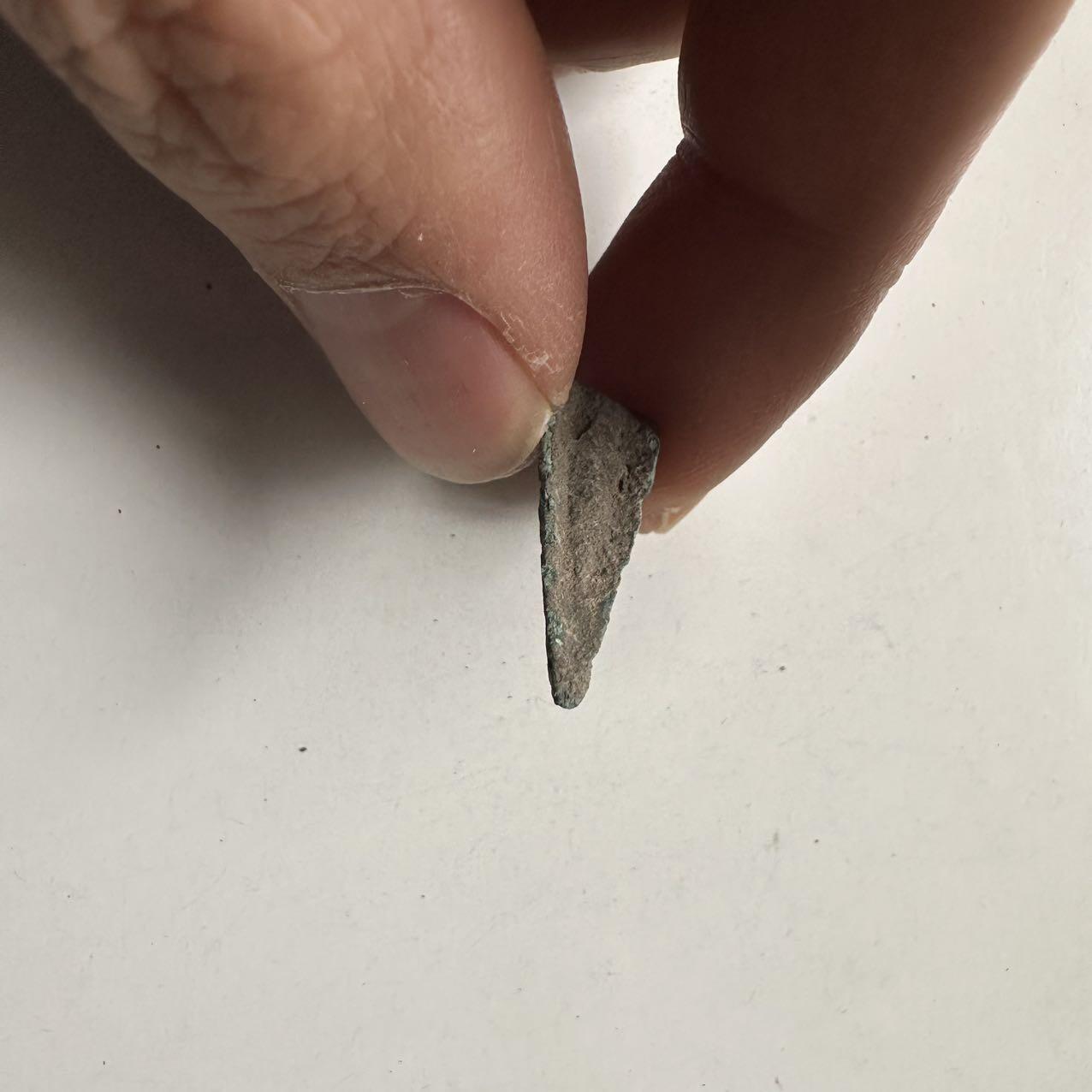 🌹外币初藏🌹🐯2026年第24场  每周二四六晚8️⃣点 接代拍 中国战国时期青铜三棱箭镞 长约2.2cm 重约2g 生坑绿锈