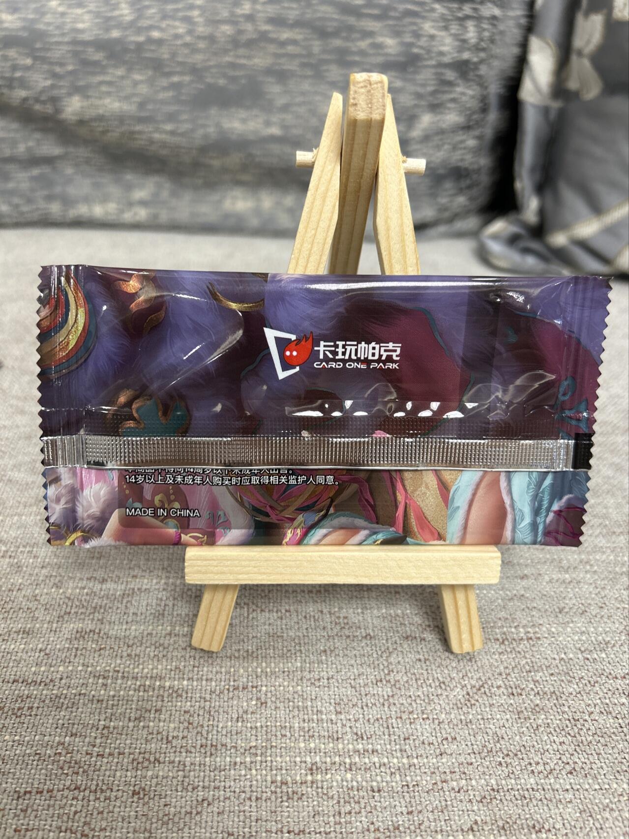 喜灰玩卡拍卖第五期，接拍品0佣金，欢迎送拍，释放现金流，让自己有资金可以购买更多喜欢的卡牌，让别的卡友能淘到更多心仪的卡牌 卡玩帕克 传奇绘鉴 炫光粗闪卡 步非烟 洞庭龙女 天仙配 一组三张全新未拆封