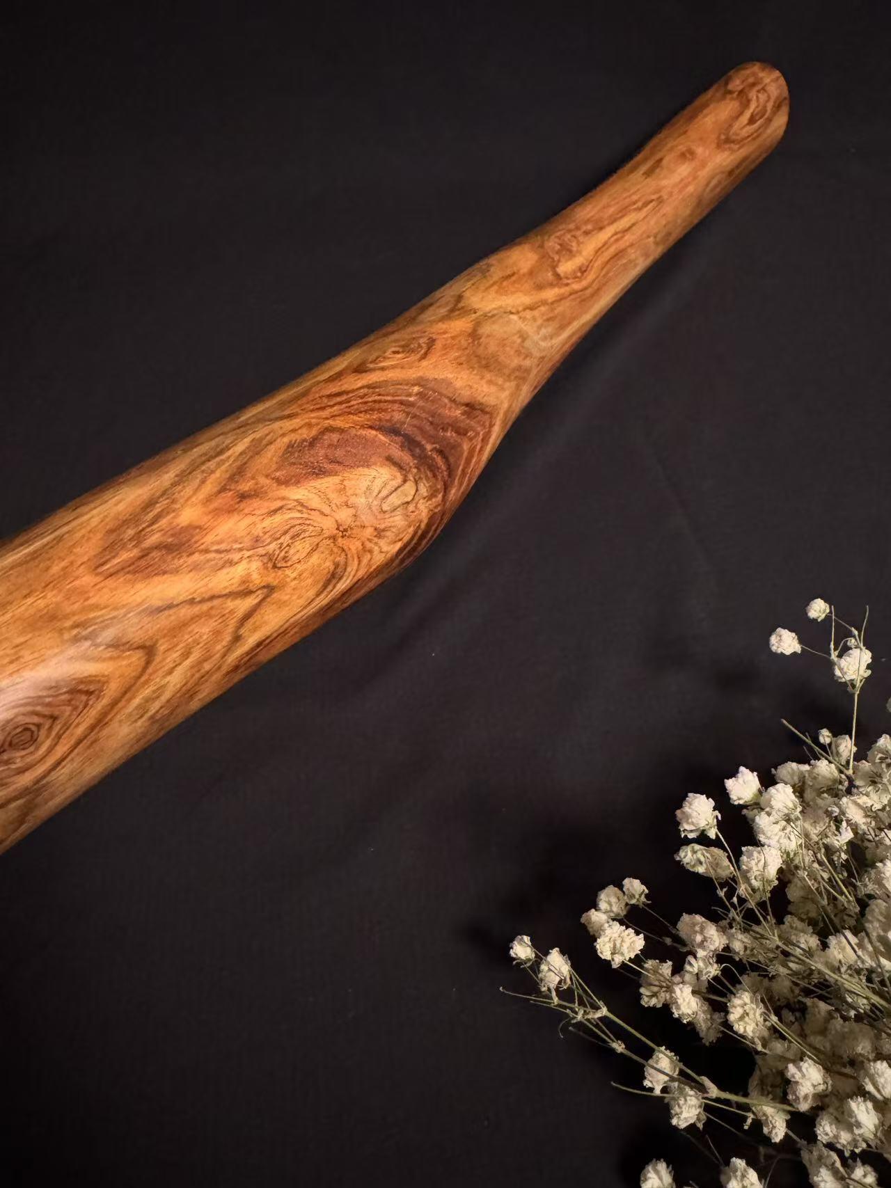 零元拍：NO.20终于在节前收到这批送出去加工的海南黄花梨随型把玩棍横财，这也许就是玩木头的乐趣吧，每一个花纹都独一无二，是自然与匠心的完美邂逅。 它保留了木材最本真的曲线，每一处起伏都像是时光在木头上留下的指纹。尺寸：570/45/55MM