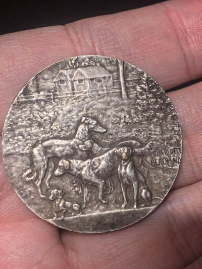 欧洲微章、铜章、银章和银币第二场 -  法国犬类竞赛纪念章镀银铜章19克，解读与价值评估 这是一枚20世纪初法国新艺术风格的犬类竞赛纪念章