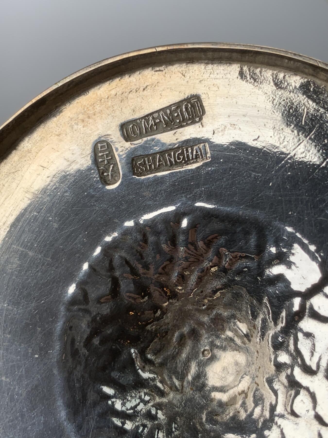 掌中浮雕-藏着的欧洲第053场 清末民初十三行联合银楼喜鹊登梅银杯，工艺很巧妙，杯柄做成了梅树树干，底座上浮雕了树根，杯壁上崭刻了梅花了喜鹊。纯银杯，底座内侧有标。luen-wo联合银楼，起源于广州十三行的粤帮银楼，1860-1920年代开设于上海。重量147.3克，高度12cm，口径8.7cm