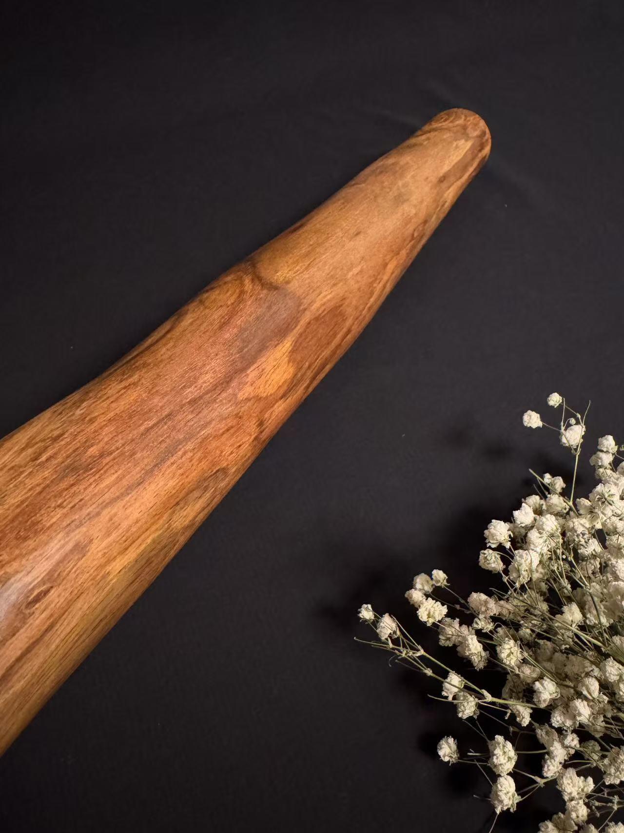 零元拍：NO.13终于在节前收到这批送出去加工的海南黄花梨随型把玩棍横财，这也许就是玩木头的乐趣吧，每一个花纹都独一无二，是自然与匠心的完美邂逅。 它保留了木材最本真的曲线，每一处起伏都像是时光在木头上留下的指纹。尺寸：565/40/50MM