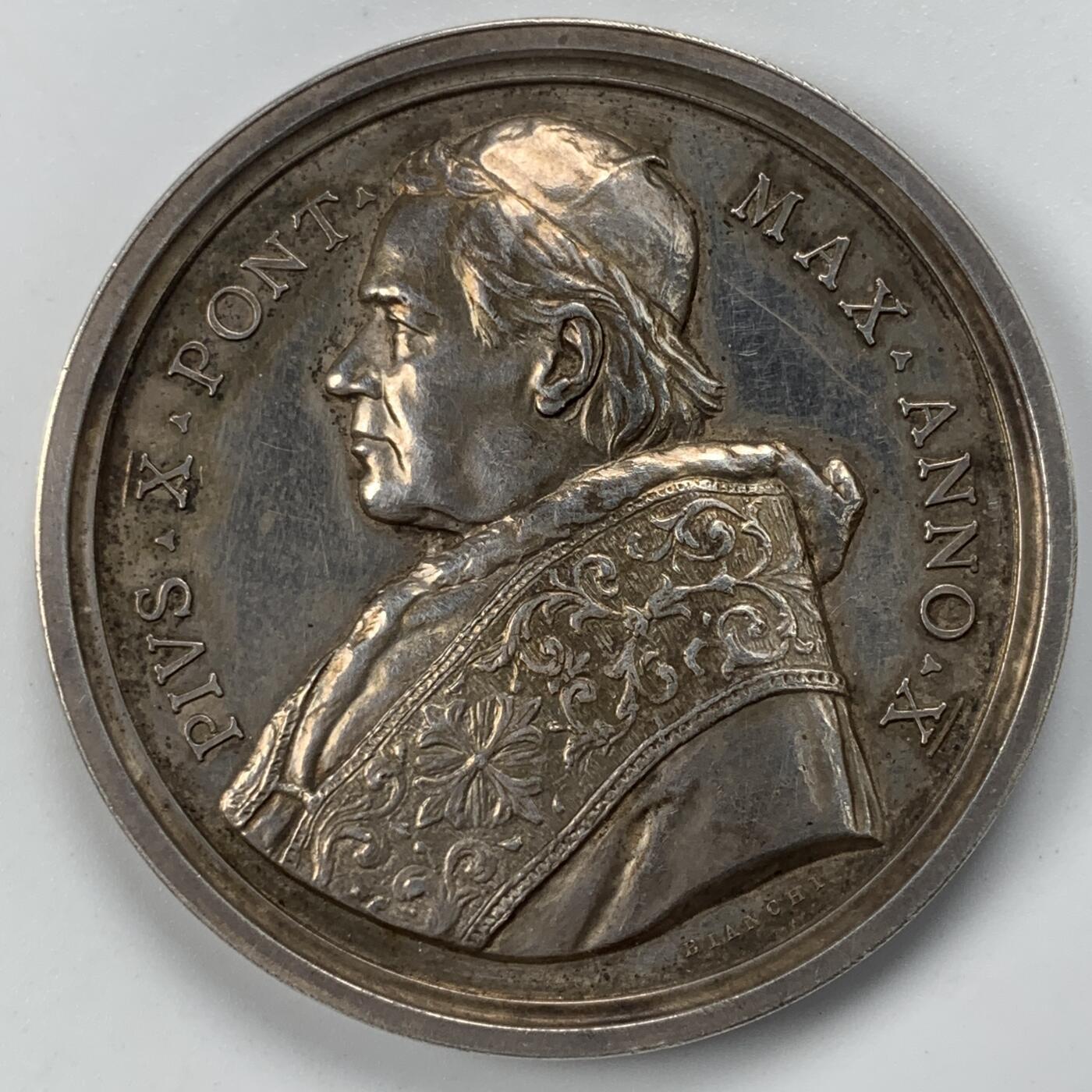 掌中浮雕-藏着的欧洲第053场 1913年梵蒂冈教皇庇护十世头像，卡拉布里亚神学院纪念银章，44 mm，35.7g