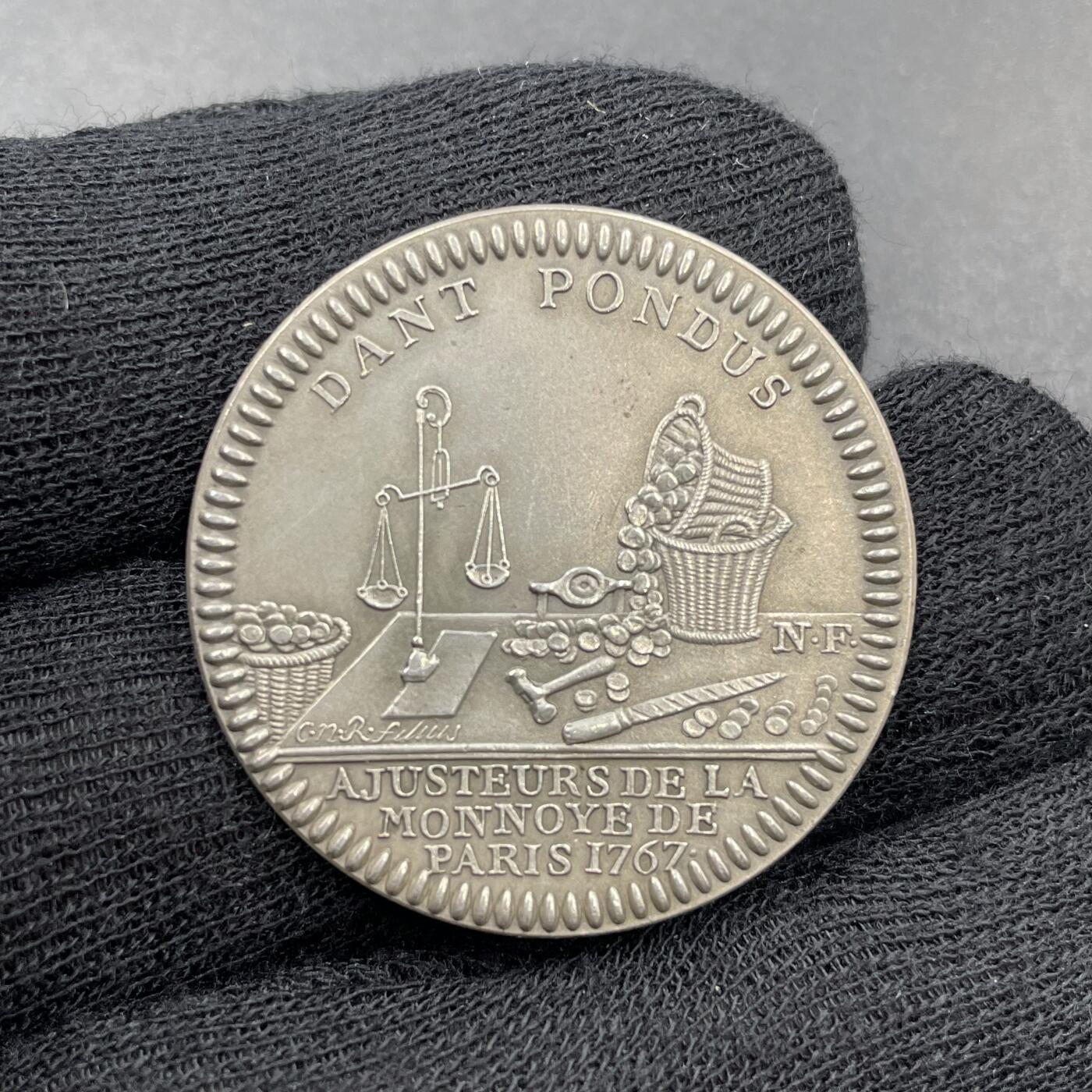 「木头集藏」章牌专场-第69场 Filius～法国巴黎造币厂钱币铸造与校准Jeton银章，直径：32mm，11.2g，边铭：丰饶角 ARGENT，少见品种！原章为1767年设计，这枚是巴黎造币厂19世纪末期重铸版本。章正反两面分别展示的是18世纪巴黎造币厂的钱币铸造和校准工艺，当时由于币坯重量不够精确，需要对钱币的重量进行人工校准。铸造这一面展示的机器是螺旋铸币机，校准这一面展示了天平、锤子、锉刀等工具。