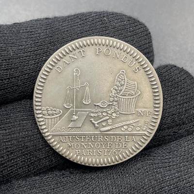 「木头集藏」章牌专场-第69场 - Filius～法国巴黎造币厂钱币铸造与校准Jeton银章，直径：32mm，11.2g，边铭：丰饶角 ARGENT，少见品种！原章为1767年设计，这枚是巴黎造币厂19世纪末期重铸版本。章正反两面分别展示的是18世纪巴黎造币厂的钱币铸造和校准工艺，当时由于币坯重量不够精确，需要对钱币的重量进行人工校准。铸造这一面展示的机器是螺旋铸币机，校准这一面展示了天平、锤子、锉刀等工具。