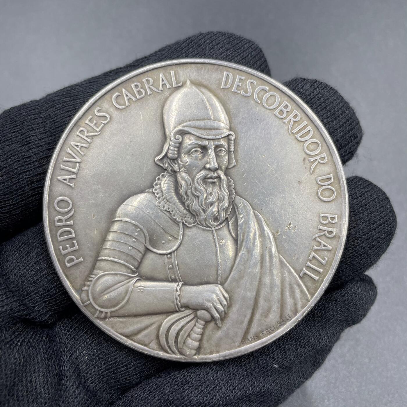 「木头集藏」章牌专场-第69场  瑞士雕刻家Hans Frei～1900年巴西银章 葡萄牙发现巴西400周年纪念 ，巴黎造币厂铸造，直径：58mm，76.4 g，边铭：丰饶角 ARGENT，少见银章品种！章正面是葡萄牙航海家、探险家佩德罗·阿尔瓦雷斯·卡布拉尔（Pedro Álvares Cabral，约1467年-约1520年），他被认定为最早抵达巴西的欧洲人。