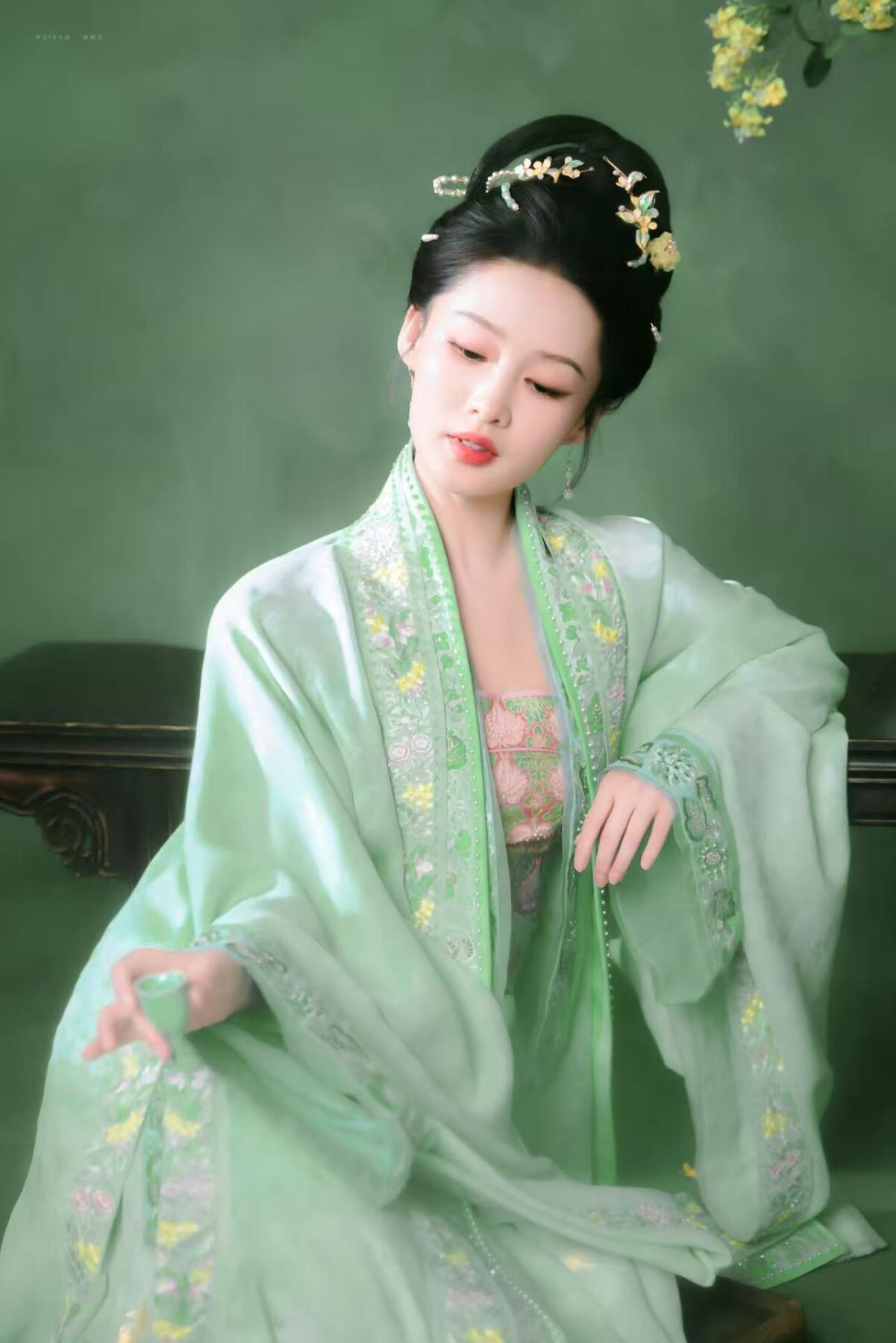 零元拍： 桂落秋窗，词韵千年！你们要的李沁终于来了……2026马年春晚《贺花神》八月桂花花神饰演者李沁亲签春帖！