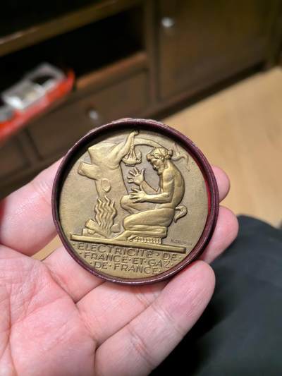 欧洲微章、铜章、银章和银币第二场 - 法国EDF（电力燃气公司）功勋纪念大铜章（名家H.DROPSY作品）解读与价值评估 这是一枚由法国章牌大师亨利·德洛普希， 定制功勋纪念铜章美品72.7克行情1800左右