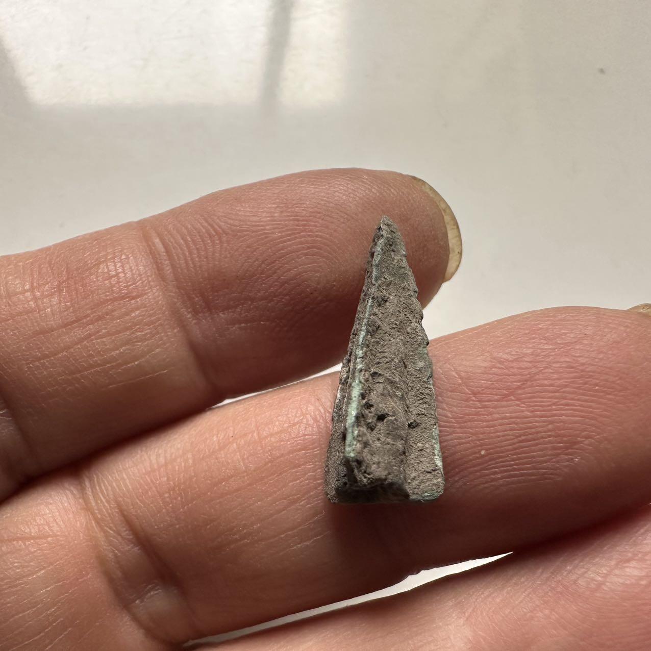 🌹外币初藏🌹🐯2026年第24场  每周二四六晚8️⃣点 接代拍 中国战国时期青铜三棱箭镞 长约2.2cm 重约2g 生坑绿锈