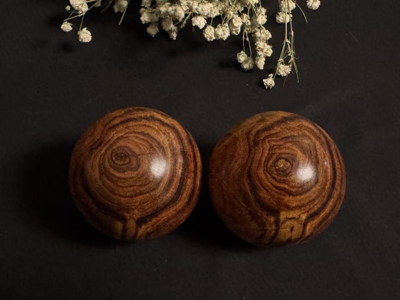 零元拍：  超美对眼海南黄花梨超大手球一对，尺寸：54-55MM