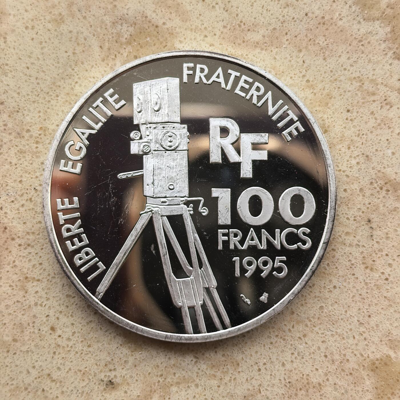 道一币馆币章第一百六十八场 法国1995年世界著名导演系列-英国希区柯克100法郎精制银币 22.22g 900S 