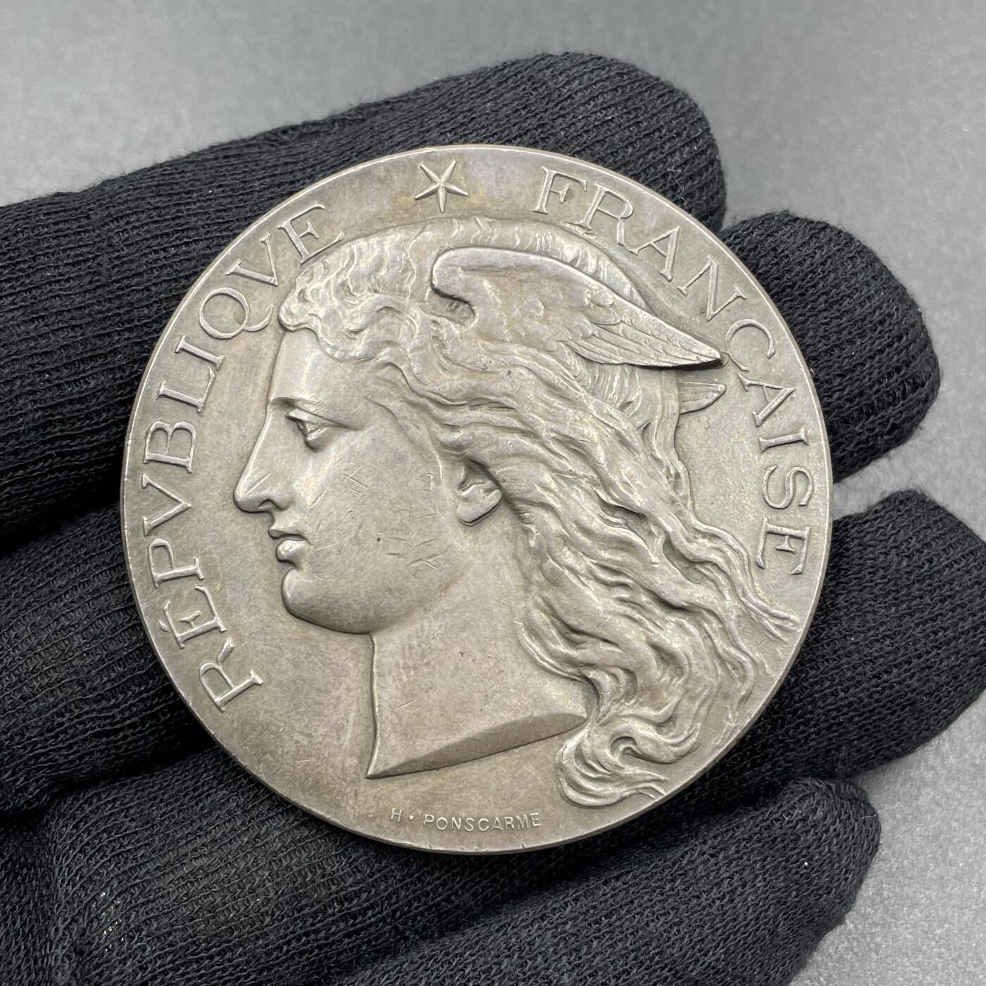 「木头集藏」章牌专场-第69场   H. Ponscarme～1890年法国卫生部银章，直径：50mm，66.2 g，边铭：丰饶角ARGENT。背面的许癸厄亚之碗是药学的象征，多被描绘为一个砵状的药盘，由名医阿斯克勒庇俄斯的女儿、健康女神许癸厄亚所拥有，许癸厄亚以此碗喂饲一条长蛇。