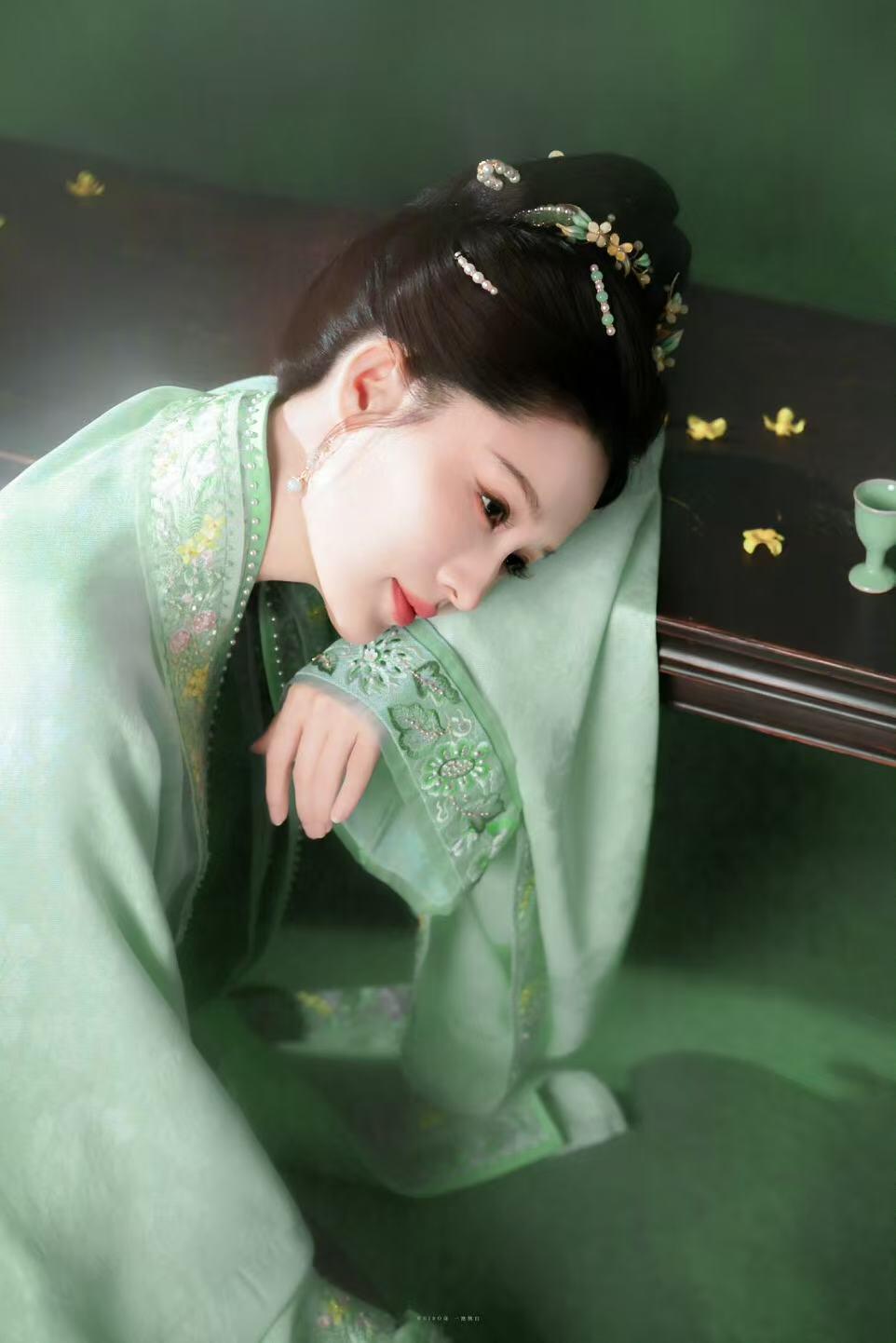 零元拍： 桂落秋窗，词韵千年！你们要的李沁终于来了……2026马年春晚《贺花神》八月桂花花神饰演者李沁亲签春帖！