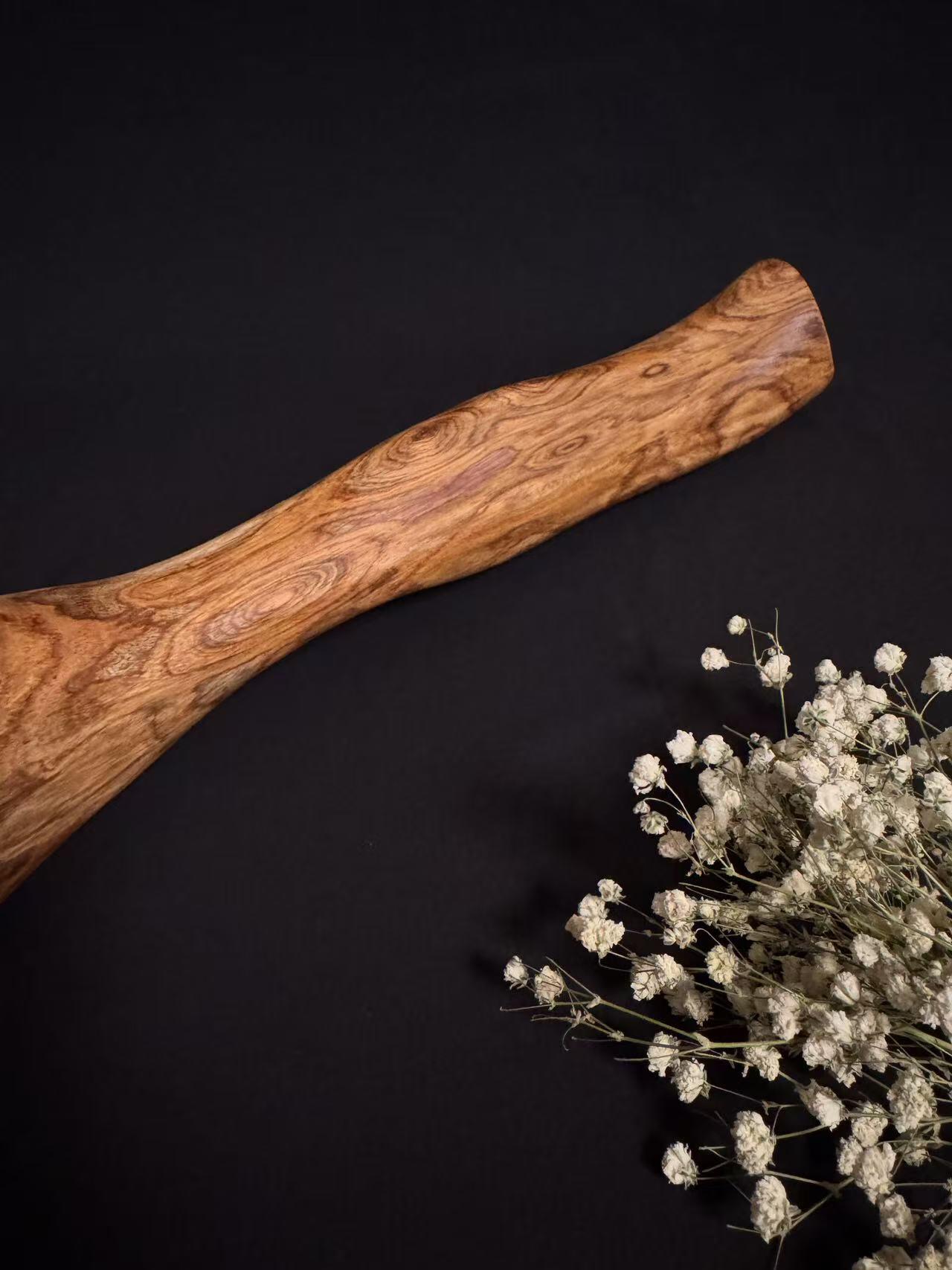 零元拍：NO.11终于在节前收到这批送出去加工的海南黄花梨随型把玩棍横财，这也许就是玩木头的乐趣吧，每一个花纹都独一无二，是自然与匠心的完美邂逅。 它保留了木材最本真的曲线，每一处起伏都像是时光在木头上留下的指纹。尺寸：550/55/30MM