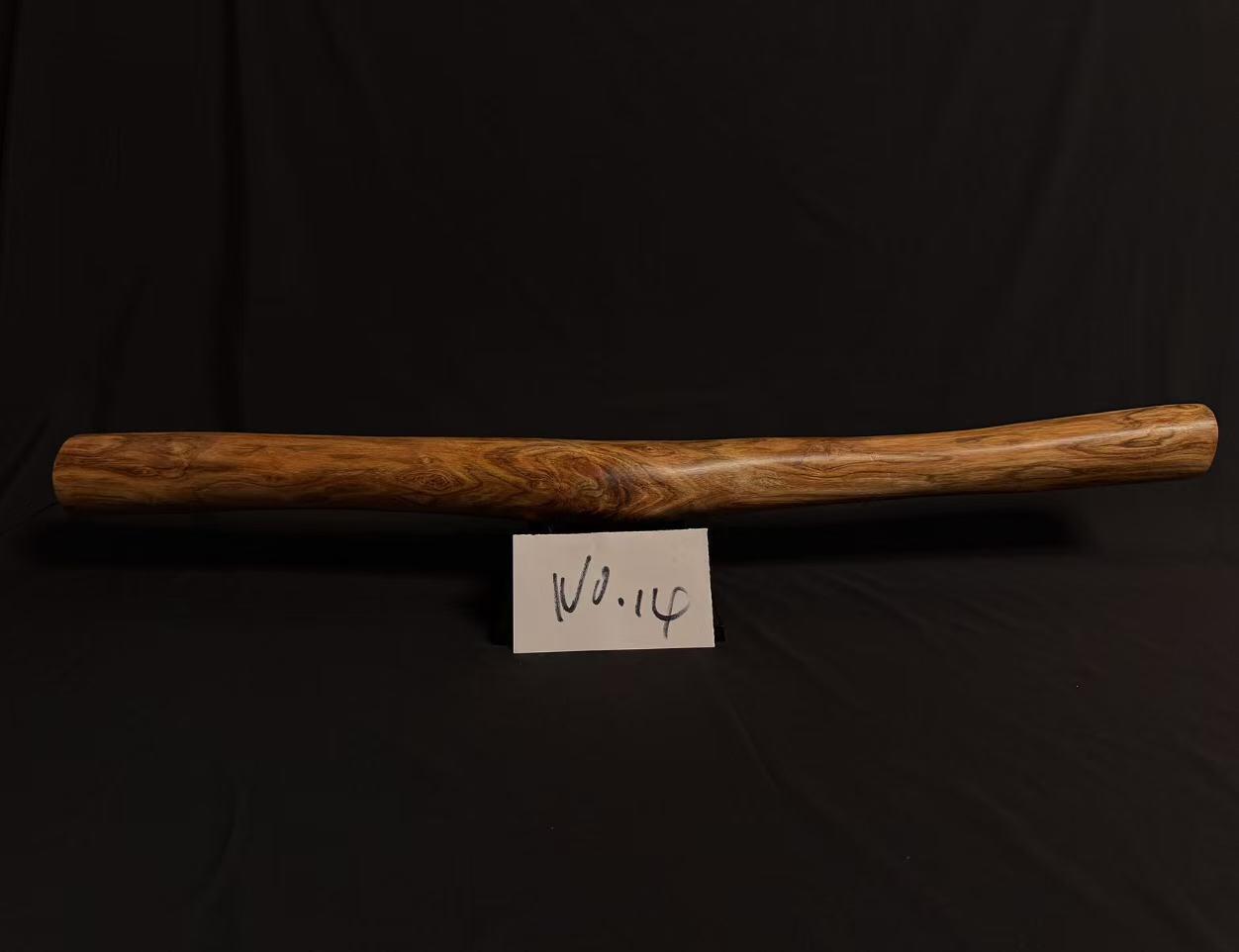 零元拍：NO.20终于在节前收到这批送出去加工的海南黄花梨随型把玩棍横财，这也许就是玩木头的乐趣吧，每一个花纹都独一无二，是自然与匠心的完美邂逅。 它保留了木材最本真的曲线，每一处起伏都像是时光在木头上留下的指纹。尺寸：570/45/55MM