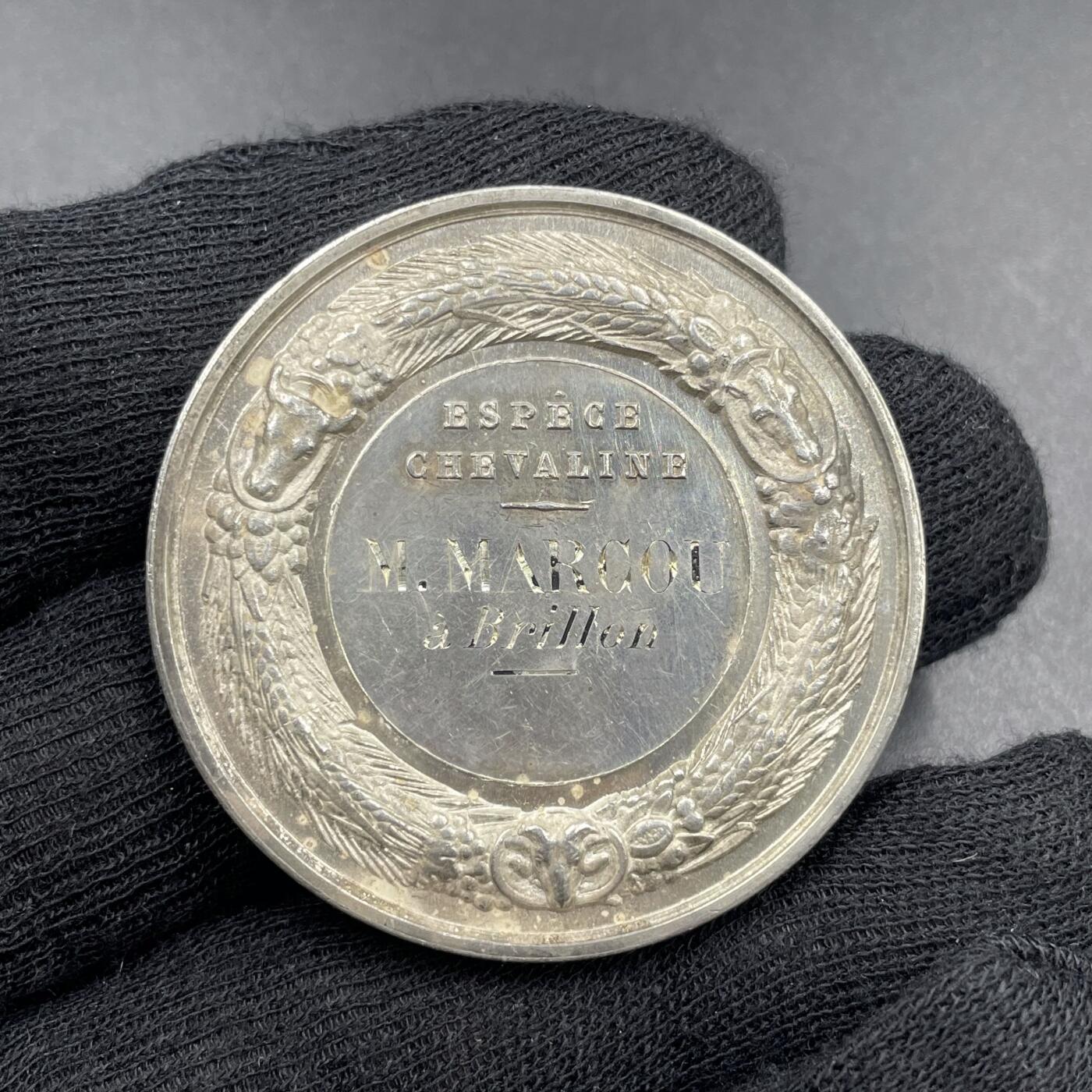 「木头集藏」章牌专场-第69场 法国塞纳-瓦兹省农业与艺术协会银奖章，直径：42 mm，36.3 g，边铭：蜜蜂 ARGENT，品相不错。