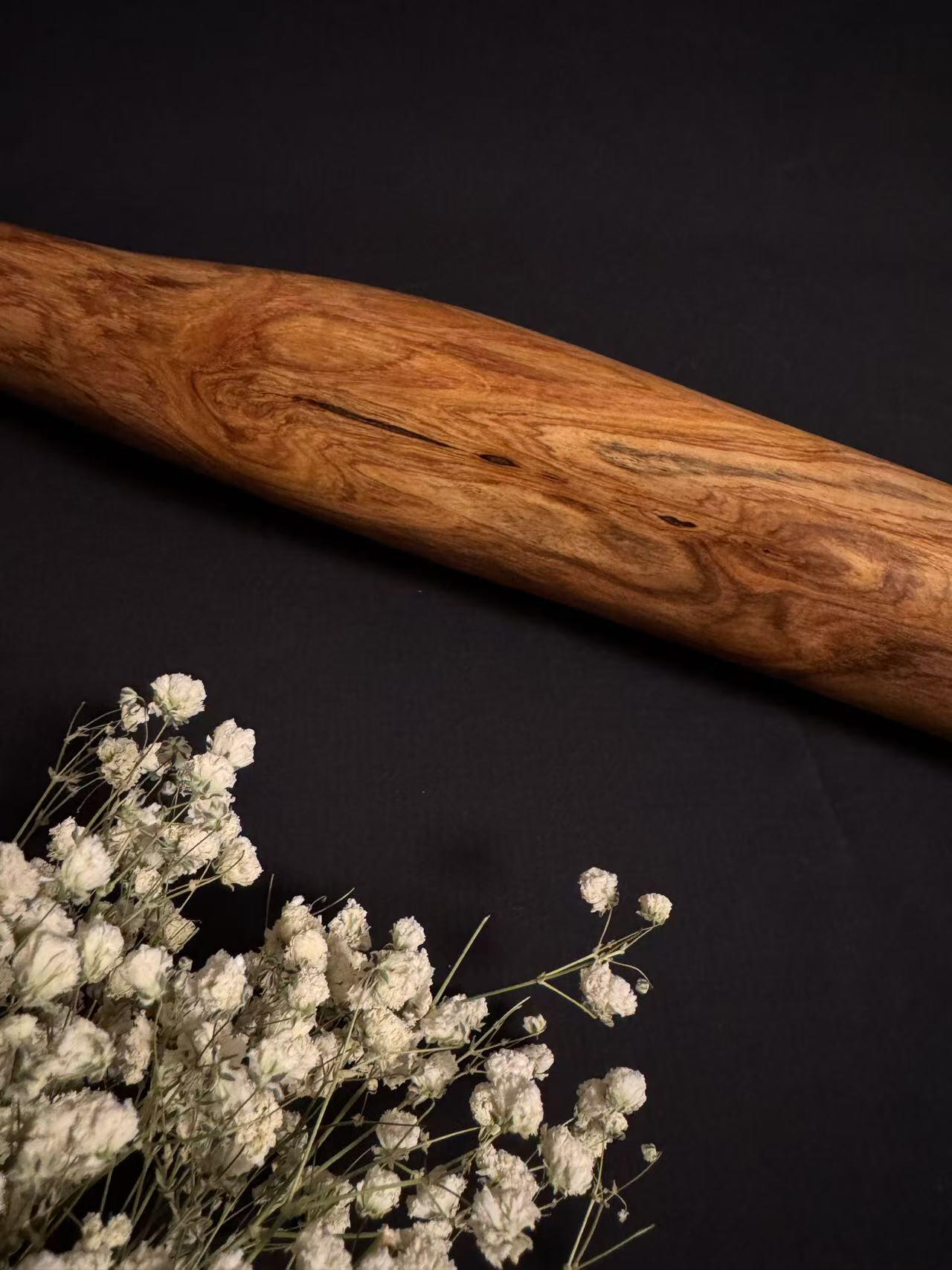 零元拍：NO.13终于在节前收到这批送出去加工的海南黄花梨随型把玩棍横财，这也许就是玩木头的乐趣吧，每一个花纹都独一无二，是自然与匠心的完美邂逅。 它保留了木材最本真的曲线，每一处起伏都像是时光在木头上留下的指纹。尺寸：565/40/50MM