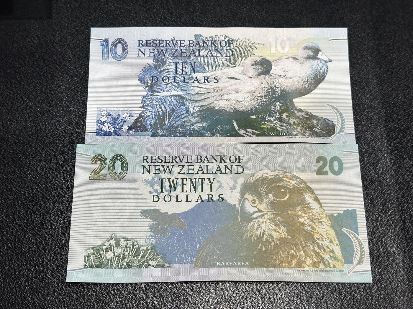 《外钞收藏家》第六百一十四期（精选场）（长期征集拍品、欢迎藏友们联系合作） 新西兰纸币版10元 补号+AA冠20元 2张一起 全新UNC