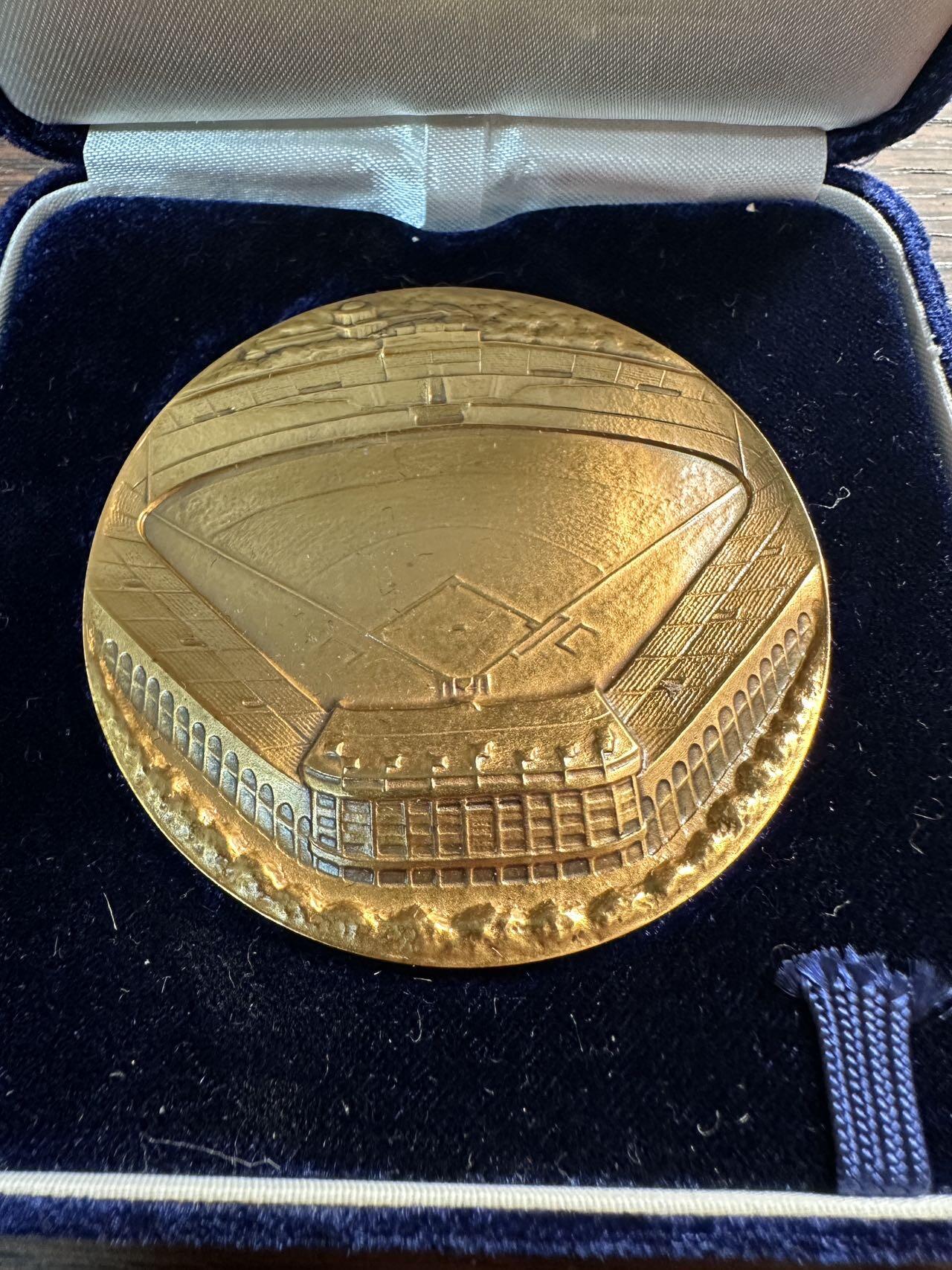 蒂克钱币-第59场 日本企业章 徽章拍卖 1978年度日本职业棒球中央联盟（Central League）冠军——养乐多燕子（Yakult Swallows）在明治神宫棒球场夺冠纪念黄铜章 60mm 120g