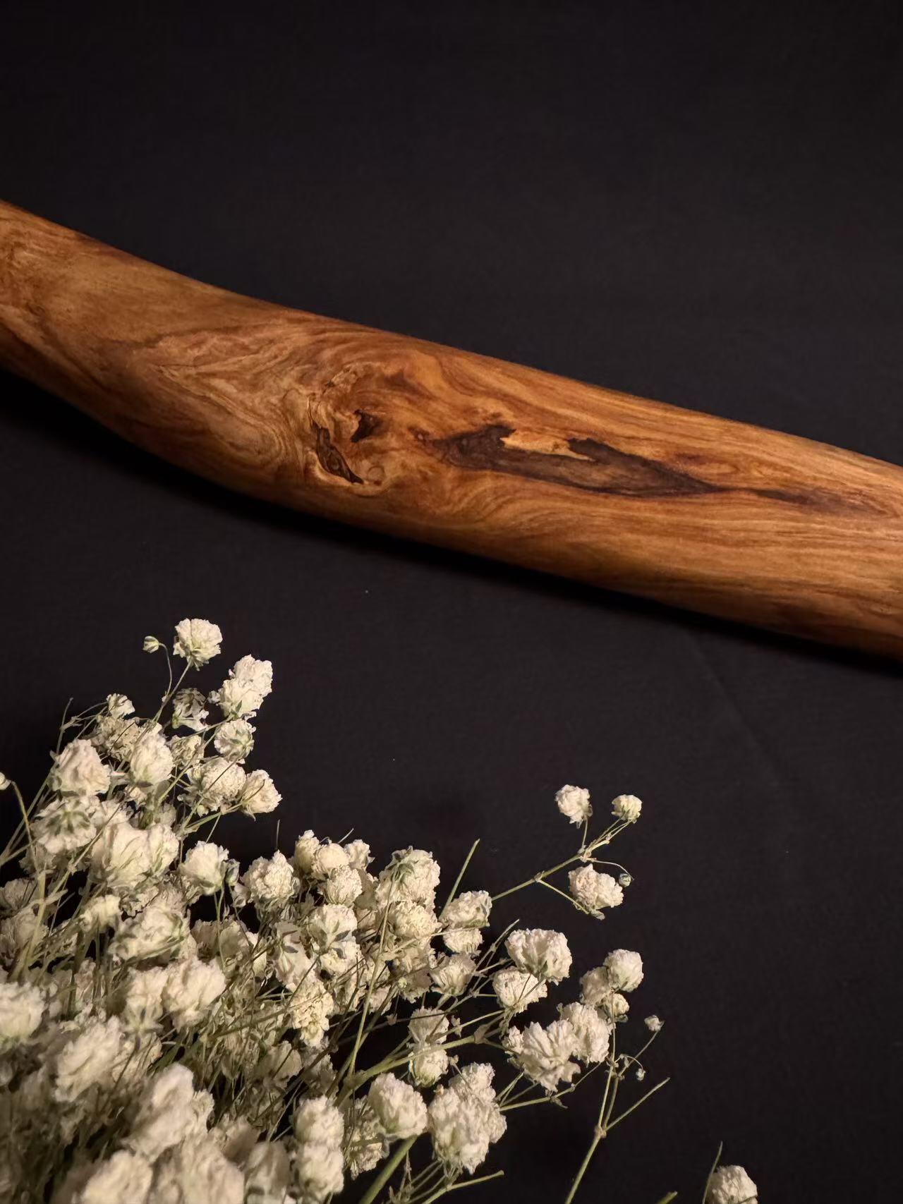 零元拍：NO.13终于在节前收到这批送出去加工的海南黄花梨随型把玩棍横财，这也许就是玩木头的乐趣吧，每一个花纹都独一无二，是自然与匠心的完美邂逅。 它保留了木材最本真的曲线，每一处起伏都像是时光在木头上留下的指纹。尺寸：565/40/50MM