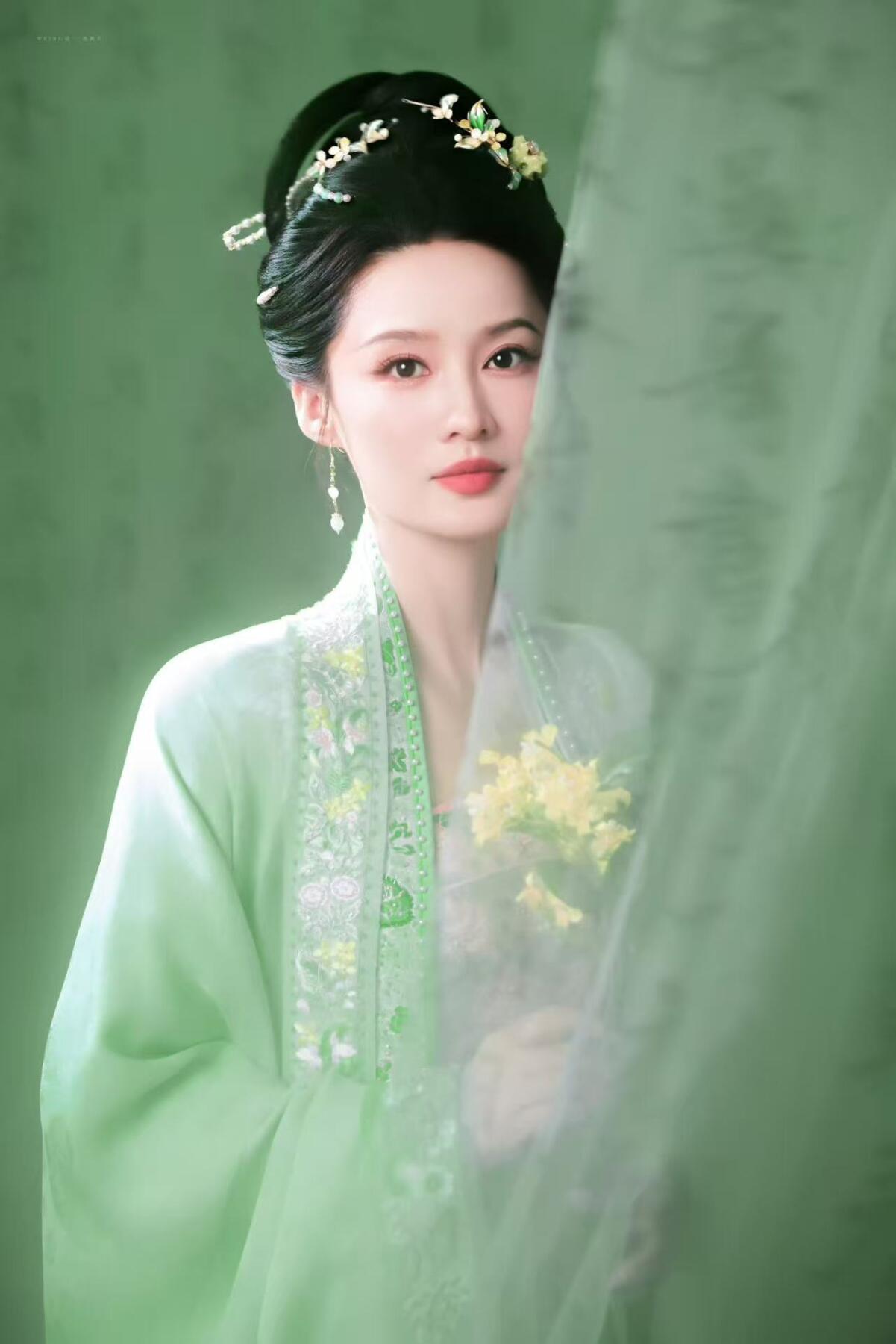 零元拍： 桂落秋窗，词韵千年！你们要的李沁终于来了……2026马年春晚《贺花神》八月桂花花神饰演者李沁亲签春帖！