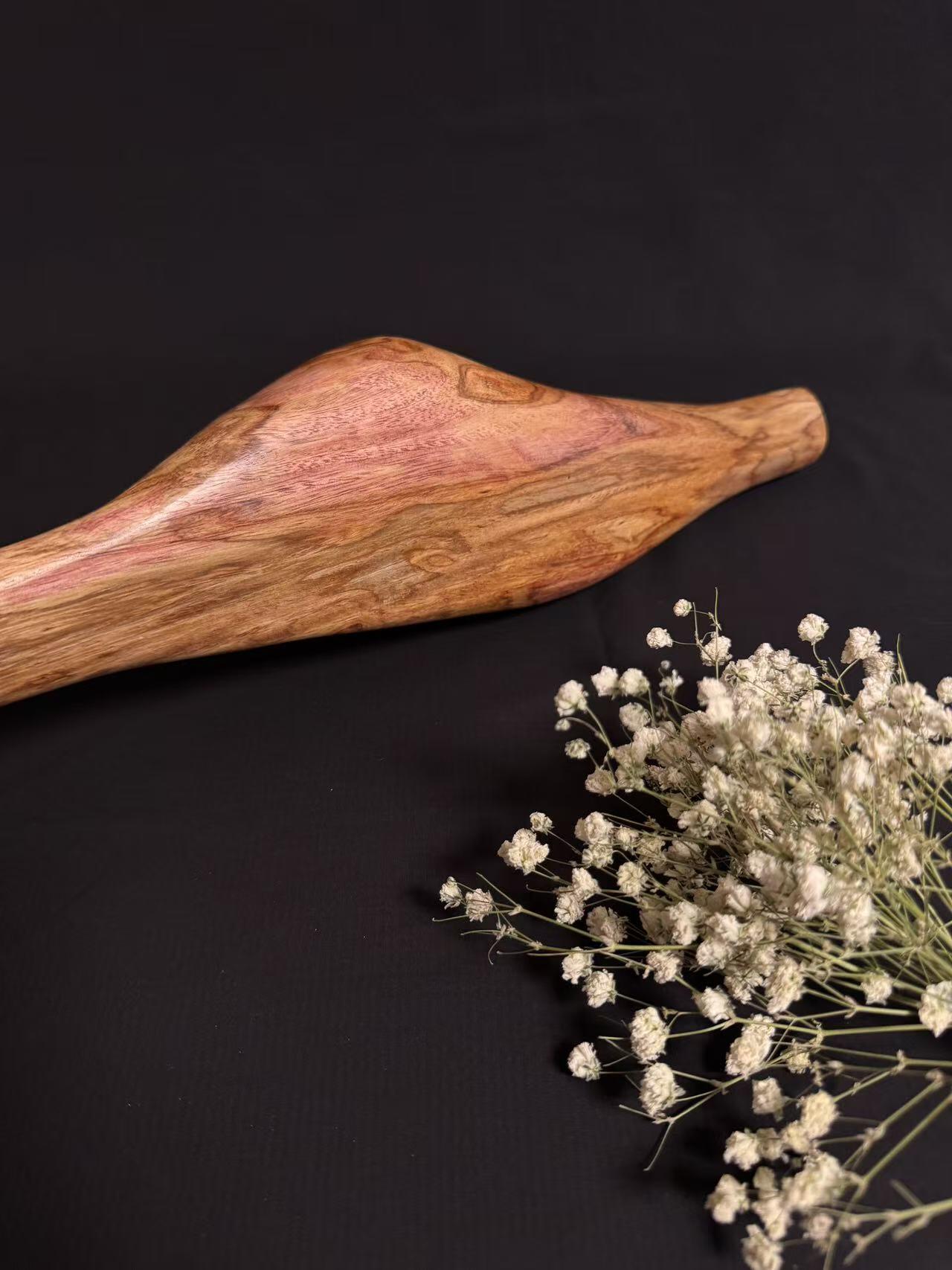 零元拍：NO.11终于在节前收到这批送出去加工的海南黄花梨随型把玩棍横财，这也许就是玩木头的乐趣吧，每一个花纹都独一无二，是自然与匠心的完美邂逅。 它保留了木材最本真的曲线，每一处起伏都像是时光在木头上留下的指纹。尺寸：550/55/30MM