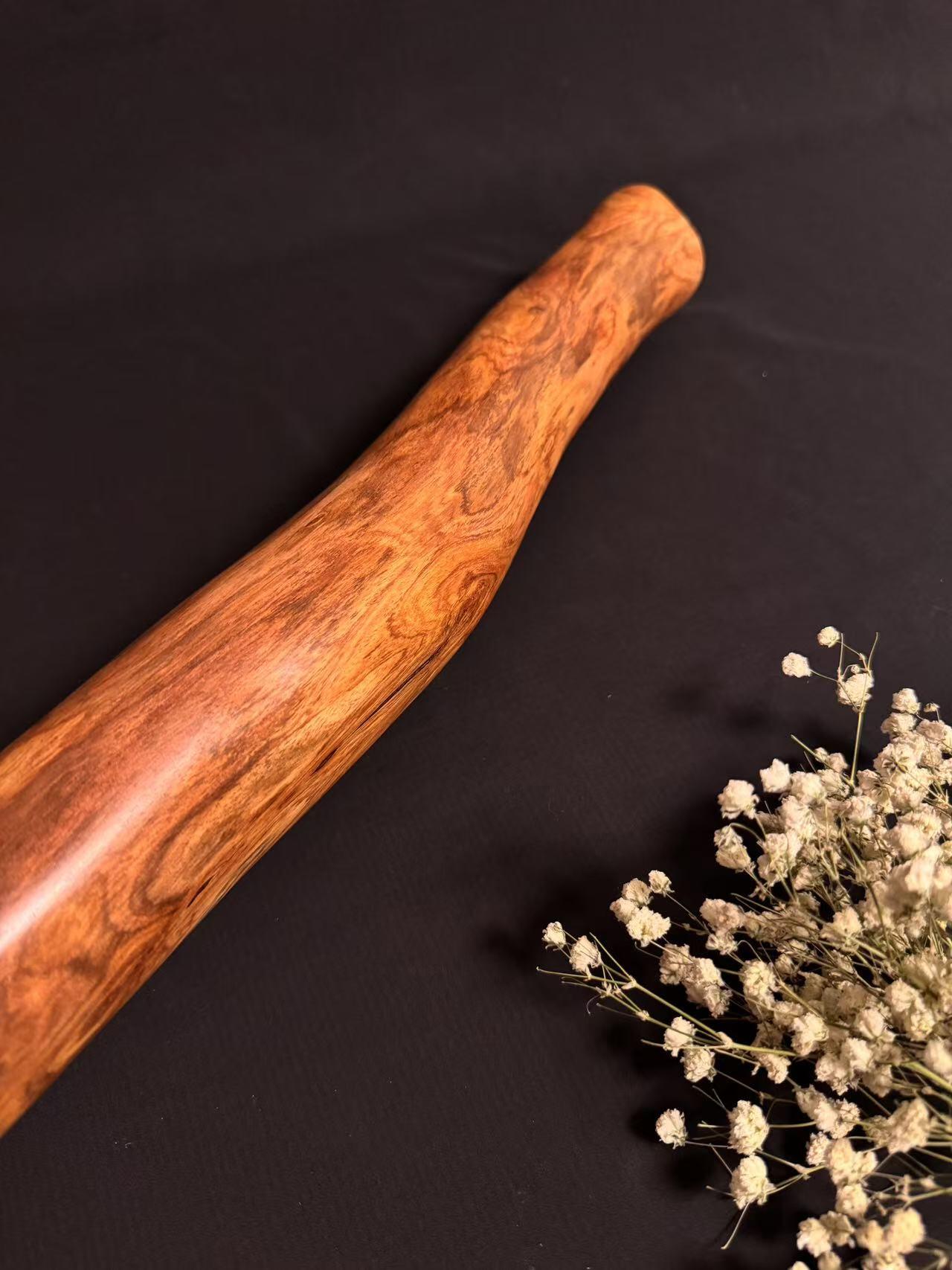 零元拍：NO.13终于在节前收到这批送出去加工的海南黄花梨随型把玩棍横财，这也许就是玩木头的乐趣吧，每一个花纹都独一无二，是自然与匠心的完美邂逅。 它保留了木材最本真的曲线，每一处起伏都像是时光在木头上留下的指纹。尺寸：565/40/50MM