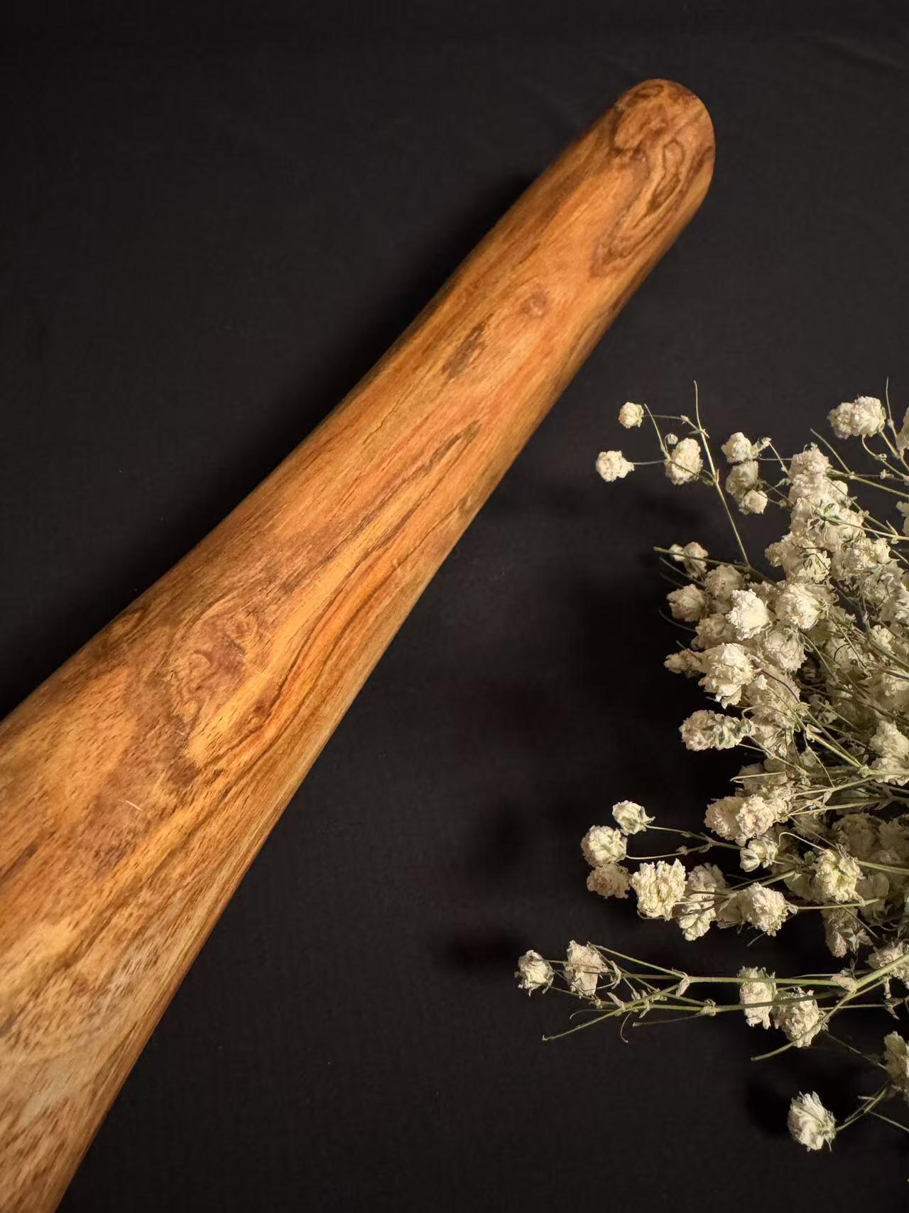 零元拍：NO.20终于在节前收到这批送出去加工的海南黄花梨随型把玩棍横财，这也许就是玩木头的乐趣吧，每一个花纹都独一无二，是自然与匠心的完美邂逅。 它保留了木材最本真的曲线，每一处起伏都像是时光在木头上留下的指纹。尺寸：570/45/55MM