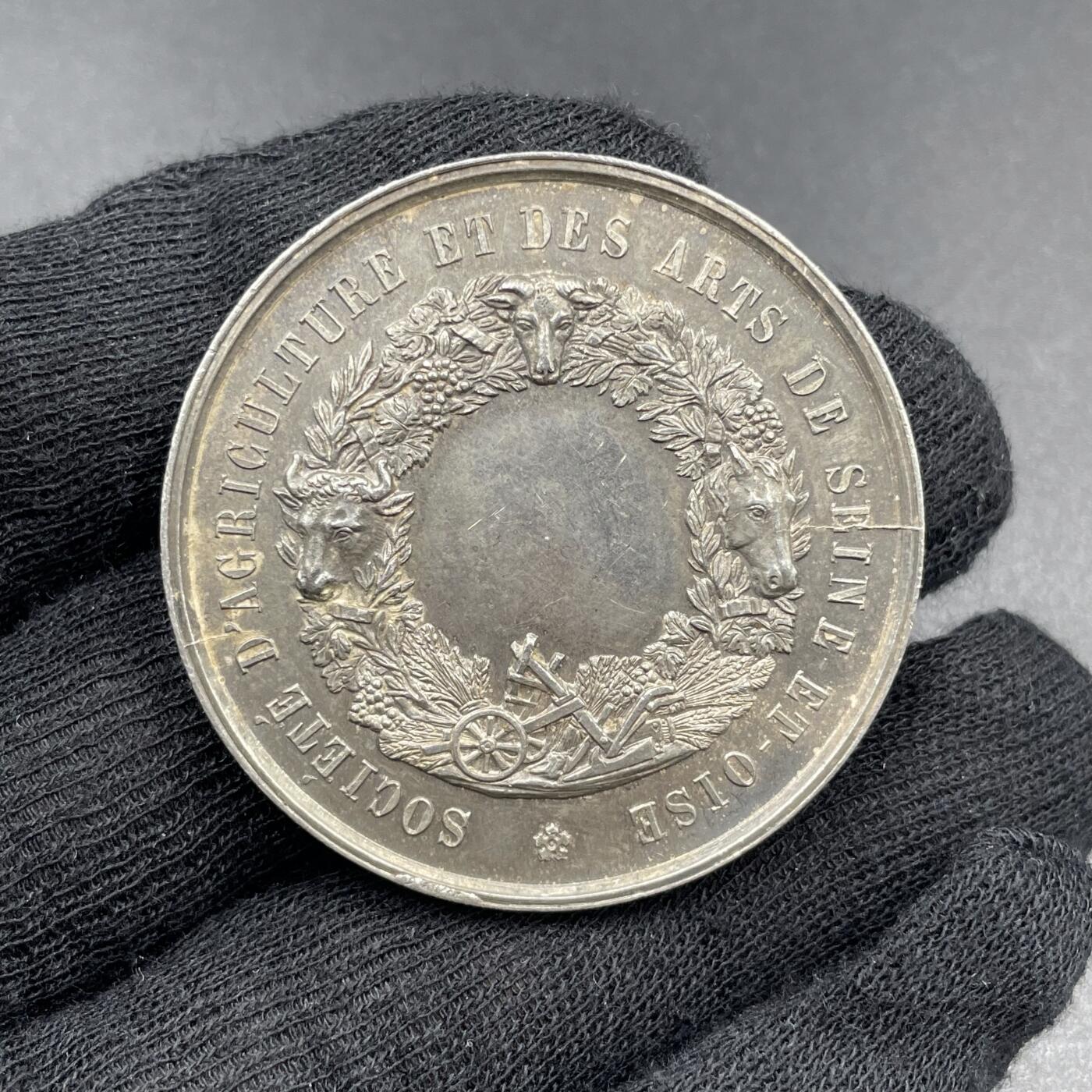 「木头集藏」章牌专场-第69场 法国塞纳-瓦兹省农业与艺术协会银奖章，直径：42 mm，36.3 g，边铭：蜜蜂 ARGENT，品相不错。