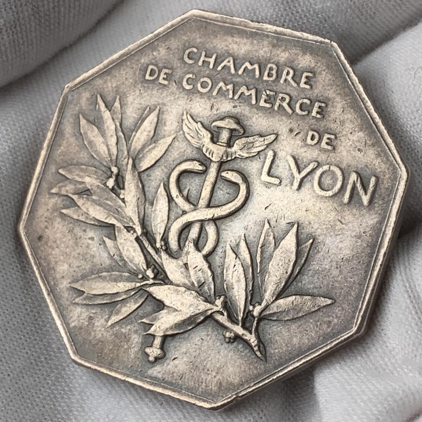 掌中浮雕-藏着的欧洲第053场 法国里昂商会八角银章，对边41.6mm，35.6g，奥斯卡·罗蒂作品