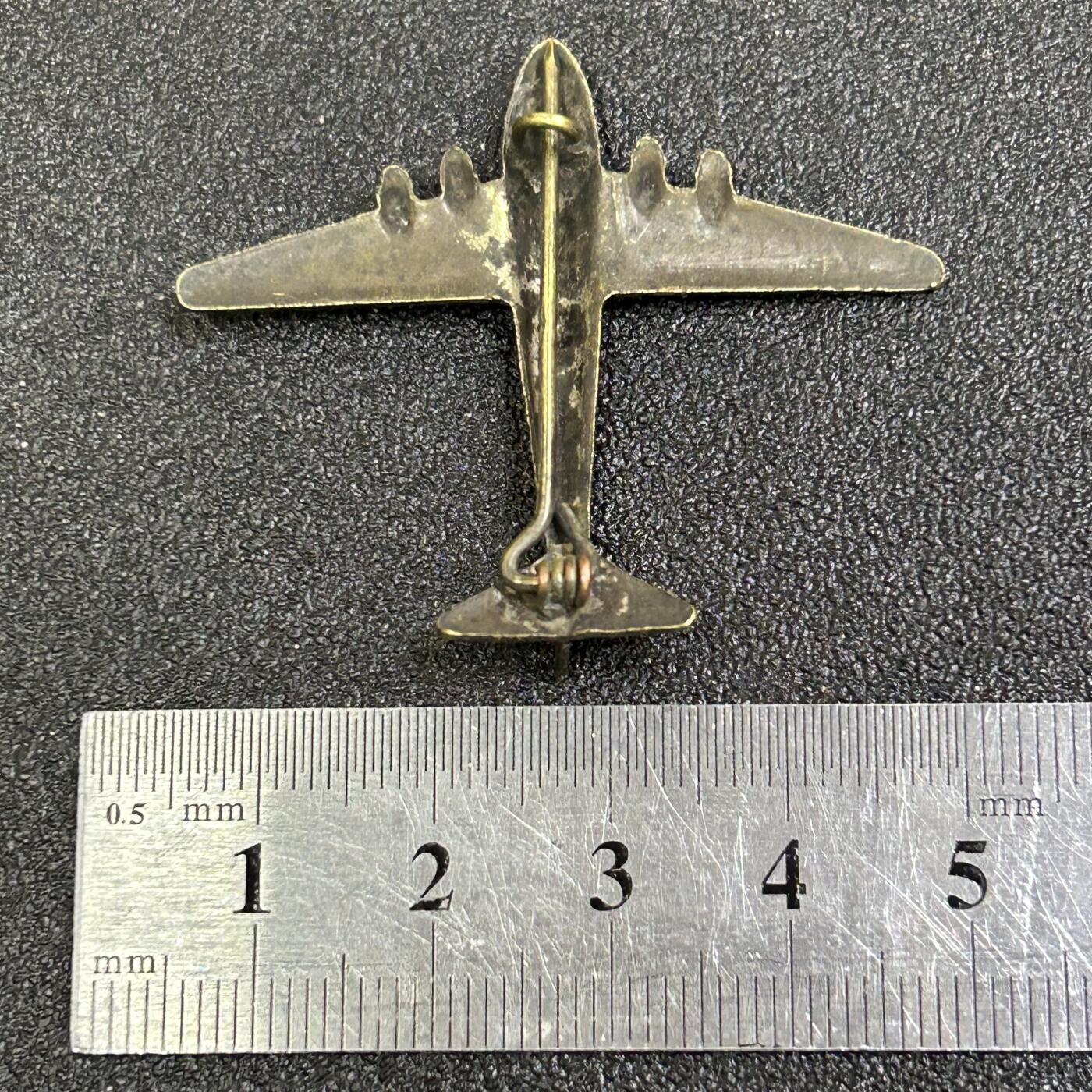 西秦中古拍卖第七十九期  二战时期 轰炸机飞行员 轰炸机造型纪念章