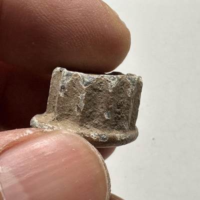 🌹外币初藏🌹🐯2026年第24场  每周二四六晚8️⃣点 接代拍 - 中国唐代青铜瓜棱纹佛座残件 高约12mm 直径约16mm 重25.3g 生坑绿锈