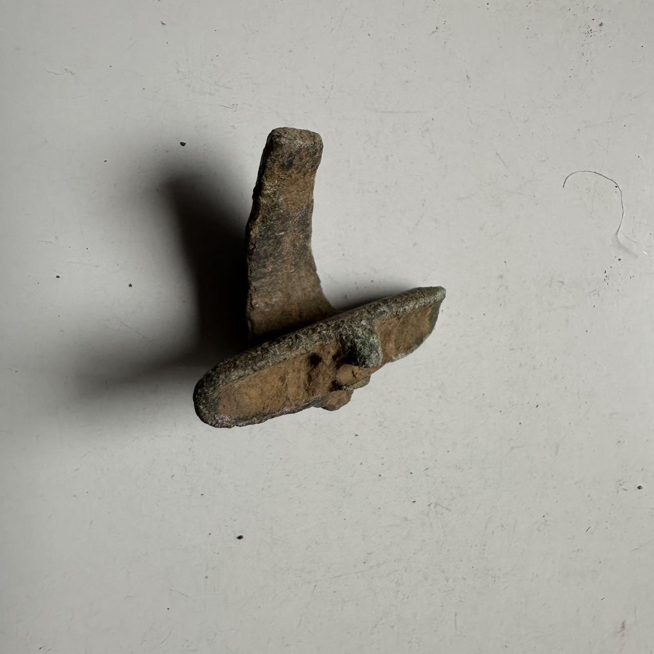 🌹外币初藏🌹🐯2026年第24场  每周二四六晚8️⃣点 接代拍 中国汉代青铜带钩残件 双兽首式 长约2.5cm 重约6g 生坑绿锈