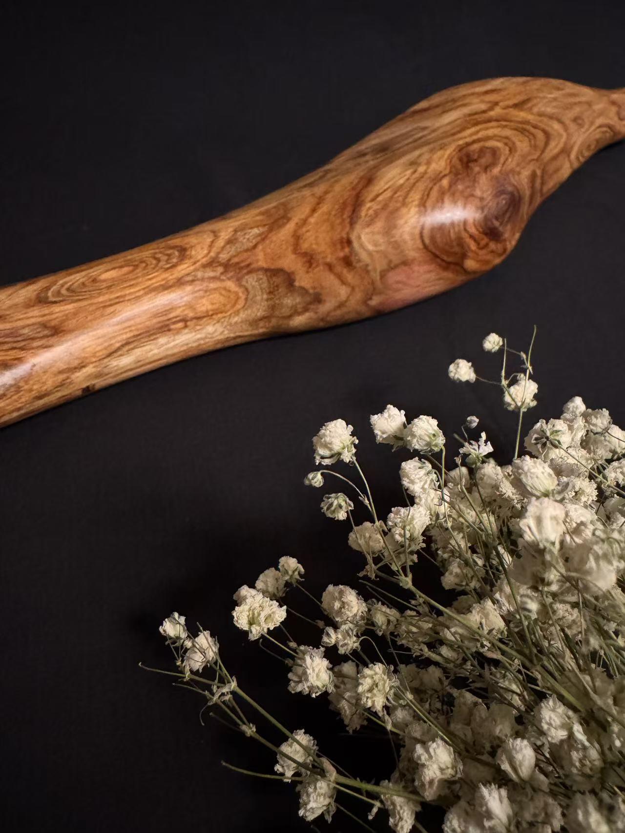 零元拍：NO.11终于在节前收到这批送出去加工的海南黄花梨随型把玩棍横财，这也许就是玩木头的乐趣吧，每一个花纹都独一无二，是自然与匠心的完美邂逅。 它保留了木材最本真的曲线，每一处起伏都像是时光在木头上留下的指纹。尺寸：550/55/30MM