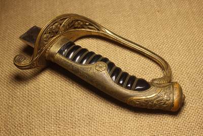 明治19式尉官指挥刀刀柄，赛璐珞握柄，有一条铜质掐丝断裂，主体结构无损，日常使用品相  - 明治19式尉官指挥刀刀柄，赛璐珞握柄，有一条铜质掐丝断裂，主体结构无损，日常使用品相 