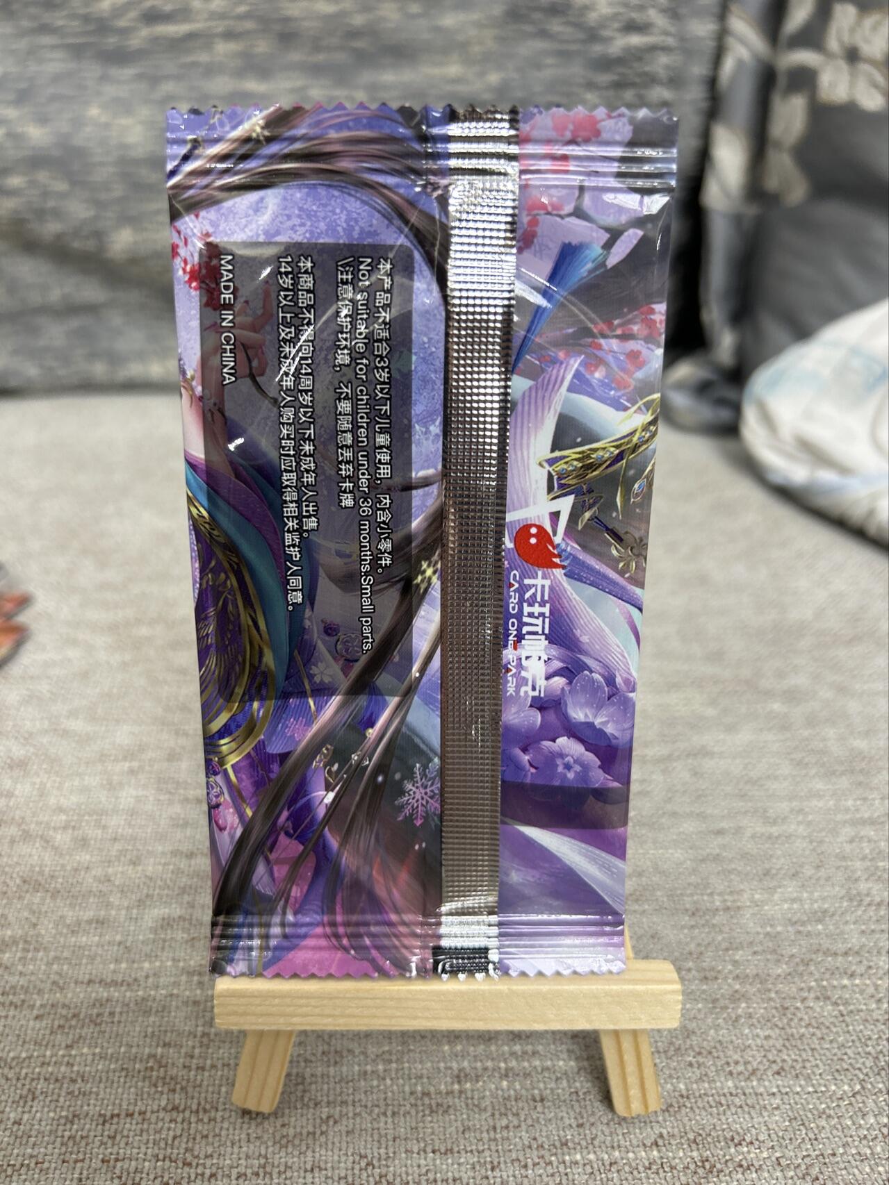 喜灰玩卡拍卖第五期，接拍品0佣金，欢迎送拍，释放现金流，让自己有资金可以购买更多喜欢的卡牌，让别的卡友能淘到更多心仪的卡牌 卡玩帕克 神州百花谱 炫光粗闪卡 何婧英 一组三张 全新未拆