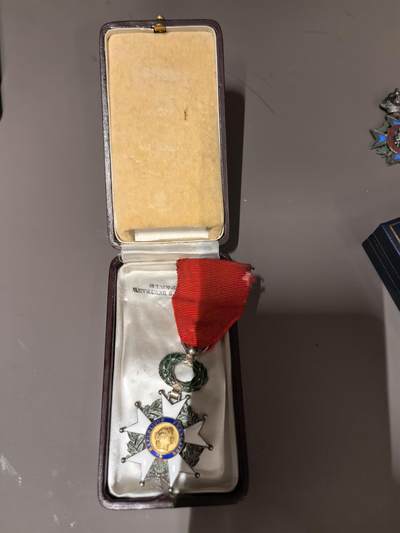 欧洲微章、铜章、银章和银币第二场 - 法国荣誉军团勋章21.3克950纯银（骑士级，第三共和国时期）解读与价值评估 这是一枚法国第三共和国时期（1870–1940）的骑士级荣誉军团勋章