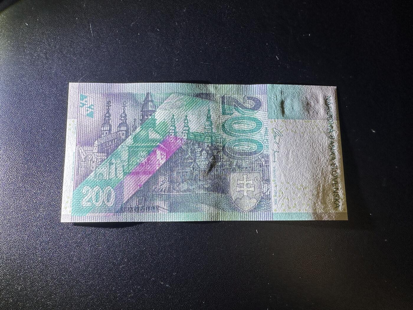 《外钞收藏家》第六百一十四期（精选场）（长期征集拍品、欢迎藏友们联系合作） 2006年斯洛伐克200克朗 全新UNC