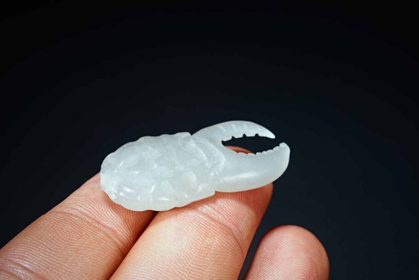 上海都达杂项专场四十四【全场包邮】  天然和田玉精雕《手里有钳》挂件91-109